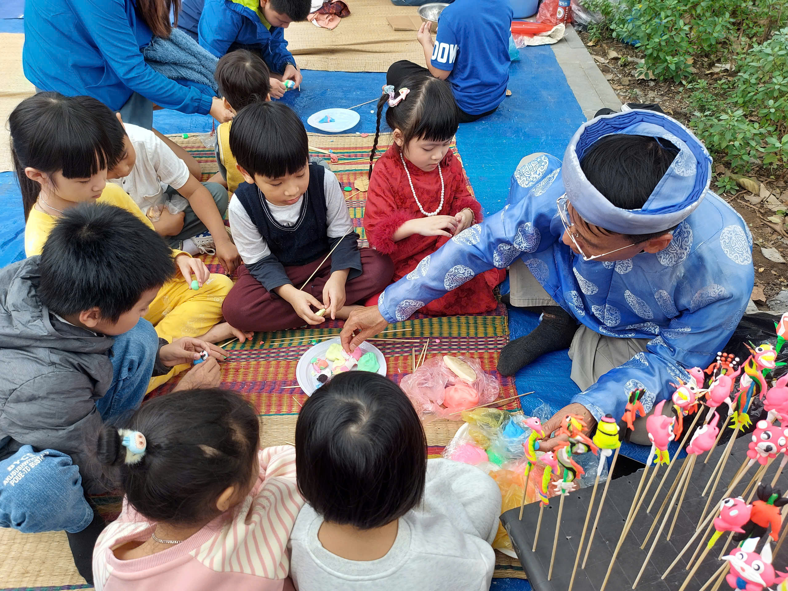 Mr. Nguyen Van Kinh's 'to he' stall is always popular with children at the Tet Market held in the Museum of Da Nang. Photo: DOAN HAO LUONG