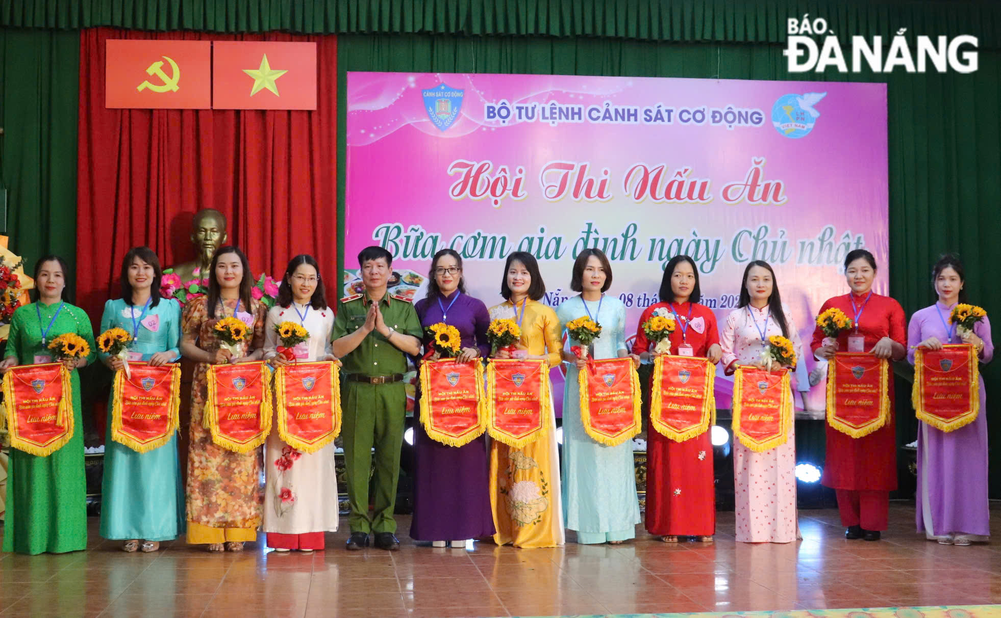 Ban tổ chức trao cờ lưu niệm cho các đội thi. Ảnh: K.N