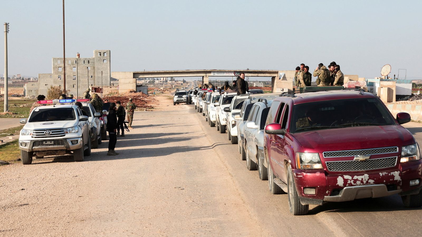 Một đoàn xe quân sự tiến về Aleppo để đối phó với các tay súng có liên hệ với nhà lãnh đạo bị lật đổ của Syria Bashar al Assad vào ngày 7-3. Ảnh: Reuters	