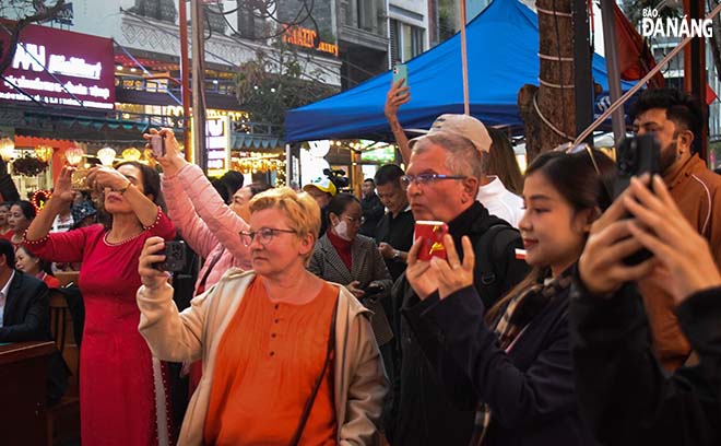 Foreigners at the Carnival Festival 2025. Photo: Doan Hao Luong