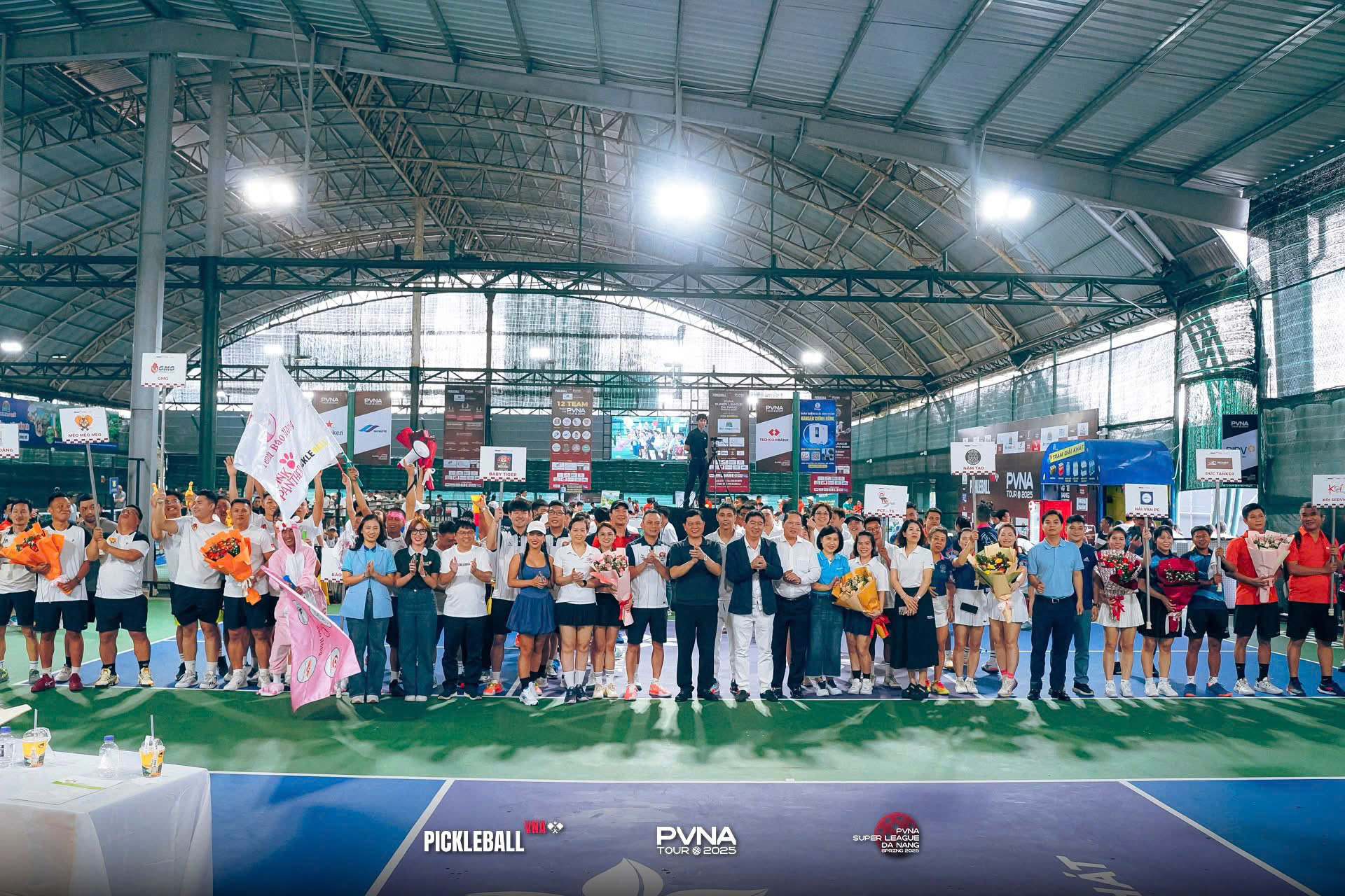 Lãnh đạo liên đoàn Pickleball chụp ảnh cùng BTC, nhà tài trợ và toàn thể các VĐV giải PVNA TOUR 2025.