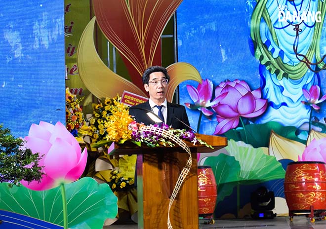 Vice Chairman of the Da Nang People's Committee Tran Chi Cuong delivered his opening speech at the 2025 Quan The Am Festival. Photo: DOAN HAO LUONG