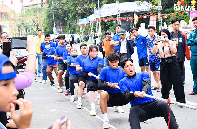 Wards in Ngu Hanh Son District participate in the tug of war competition. Photo: DOAN HAO LUONG 