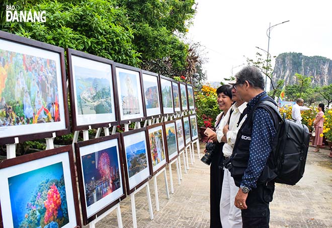 Visitors at the art photo exhibition “Quan Am - Festival Season”. Photo: DOAN HAO LUONG 