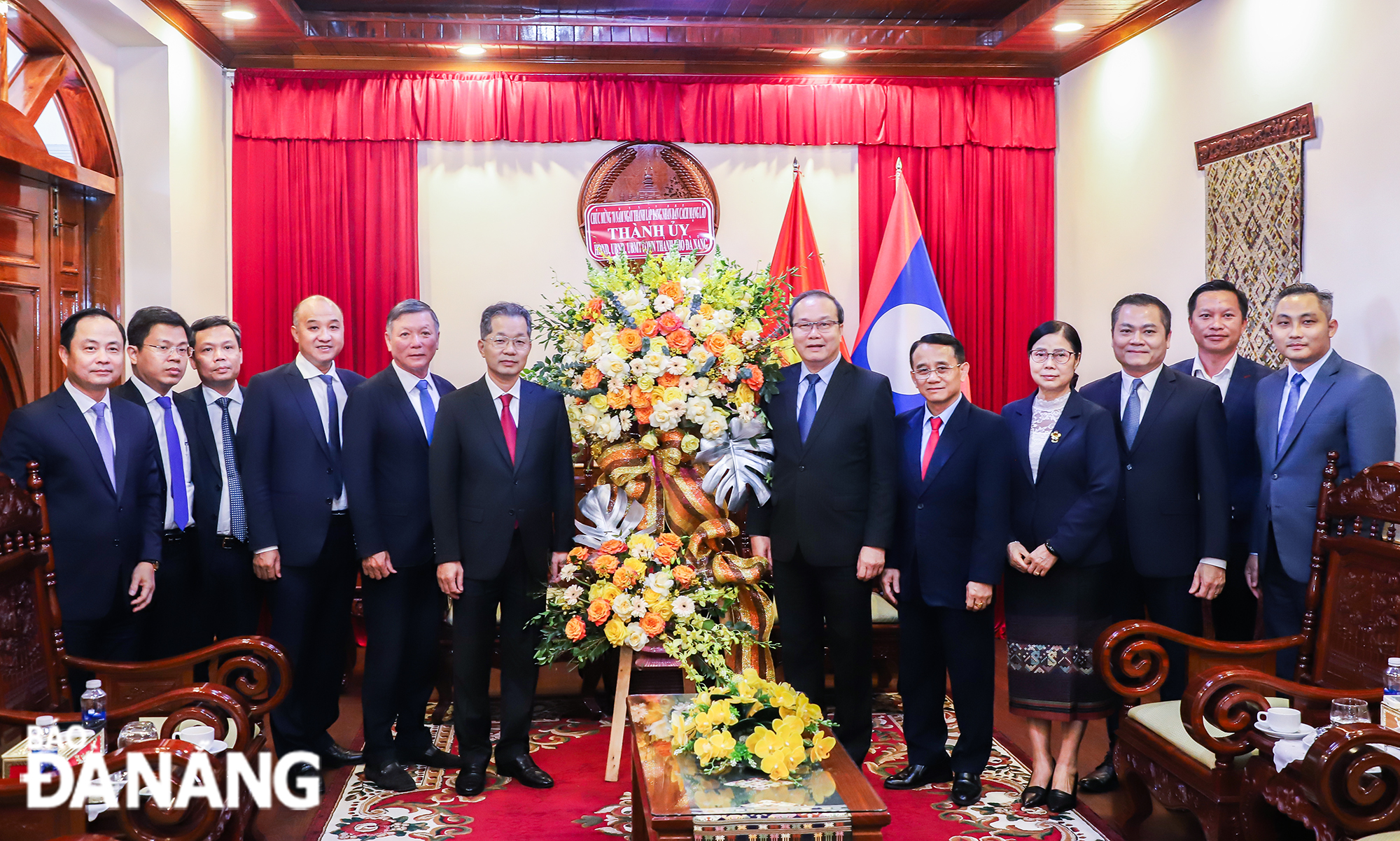 Bí thư Thành ủy Nguyễn Văn Quảng (thứ 6, trái sang) tặng hoa chúc mừng Tổng Lãnh sự quán nước Cộng hòa Dân chủ Nhân dân Lào tại Đà Nẵng nhân kỷ niệm 70 năm ngày thành lập Đảng Nhân dân Cách mạng Lào. Ảnh: NGỌC PHÚ