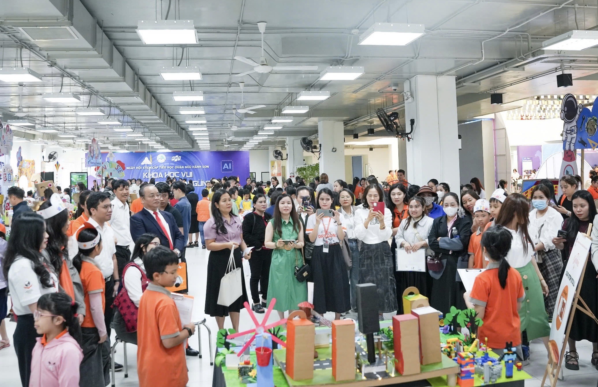 Các gian hàng STEM thu hút đông đảo người tham quan, mang đến không gian khám phá sáng tạo vô tận.