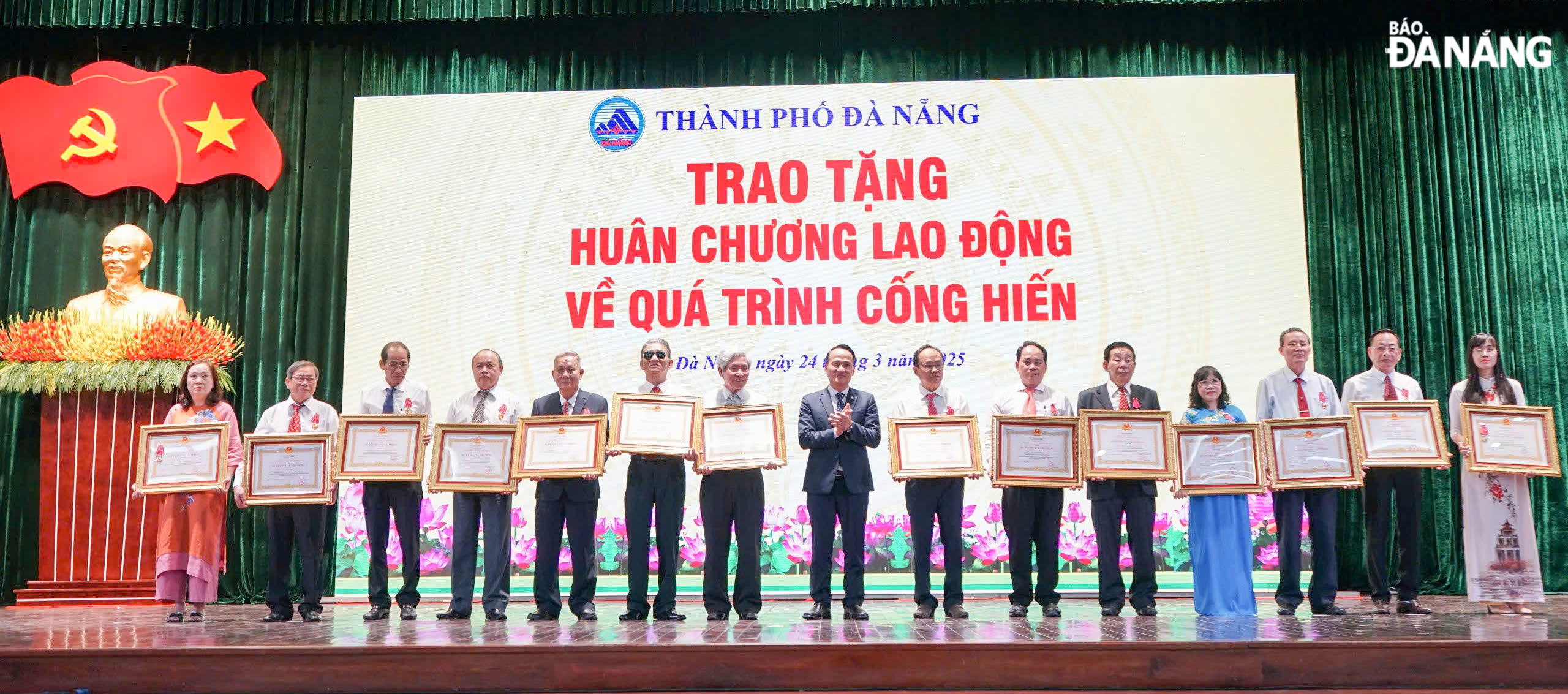 Phó Bí thư Thường trực Thành ủy Nguyễn Đình Vĩnh (giữa) trao tặng Huân chương Lao động về quá trình cống hiến cho các cá nhân. Ảnh: XUÂN HẬU