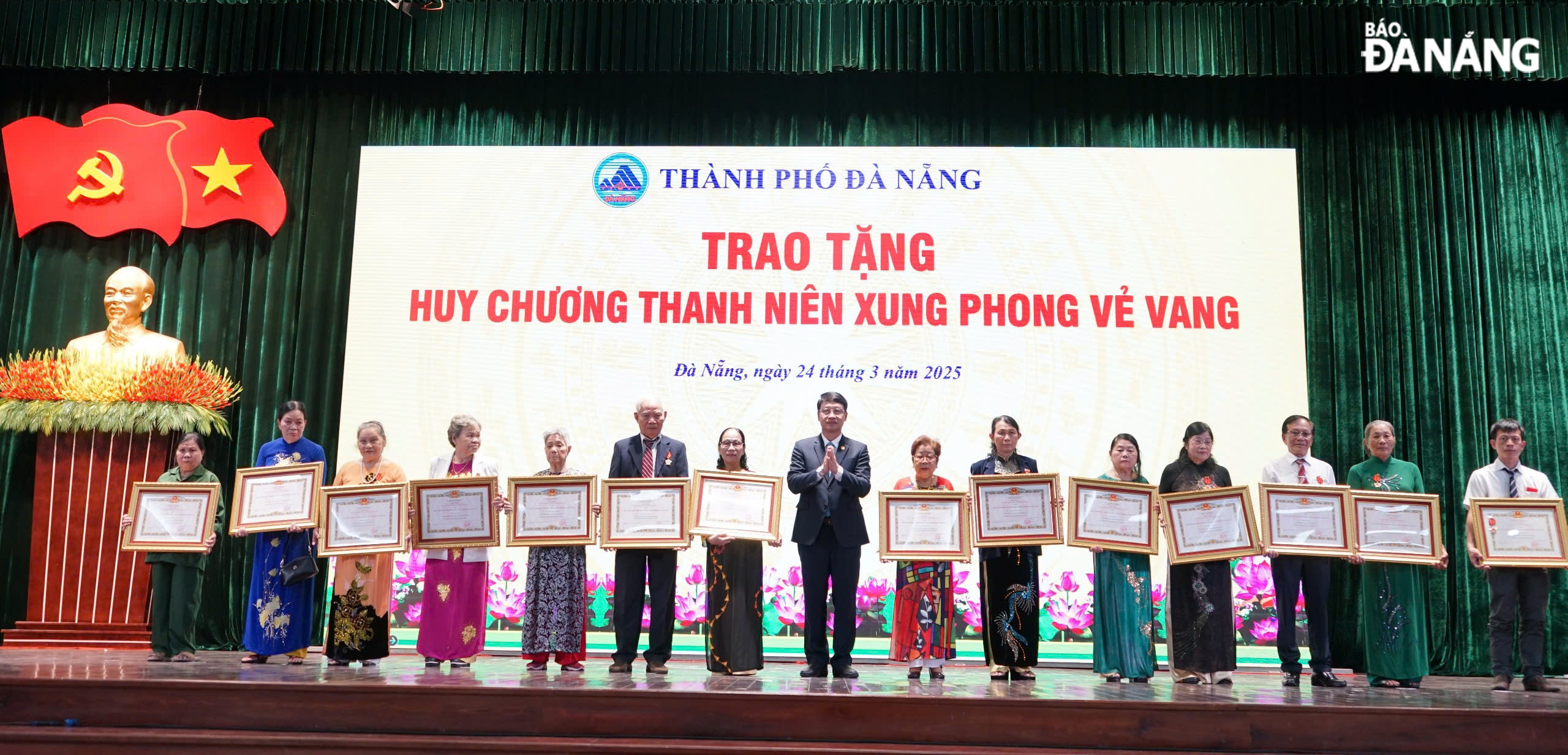 Chủ tịch UBND thành phố Lê Trung Chinh (giữa) trao tặng Huân chương Lao động về thành tích công trạng cho các cá nhân. Ảnh: XUÂN HẬU