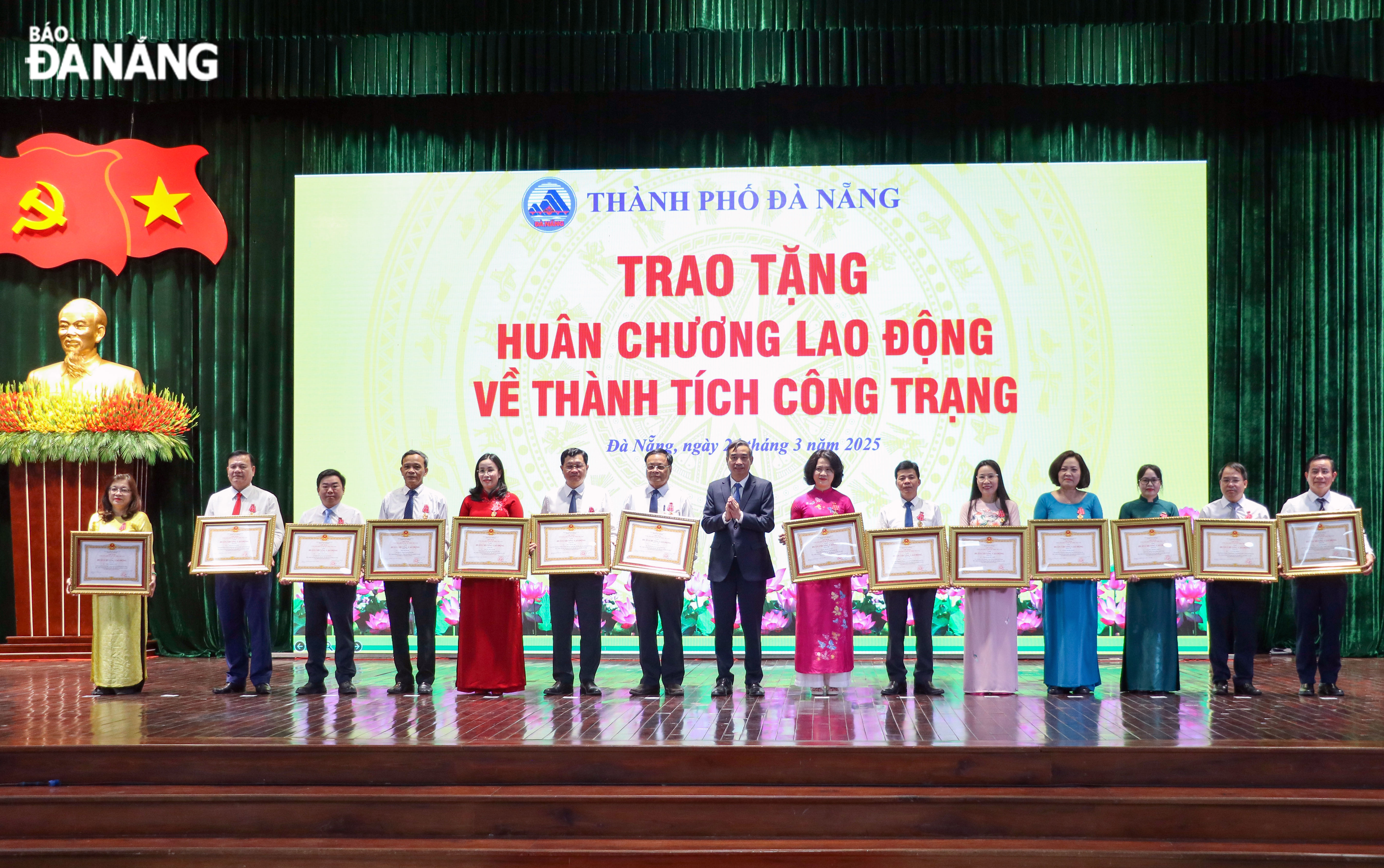 Chủ tịch UBND thành phố Lê Trung Chinh (giữa) trao Huân chương Lao động các hạng về thành tích công trạng cho các cá nhân. Ảnh: XUÂN HẬU