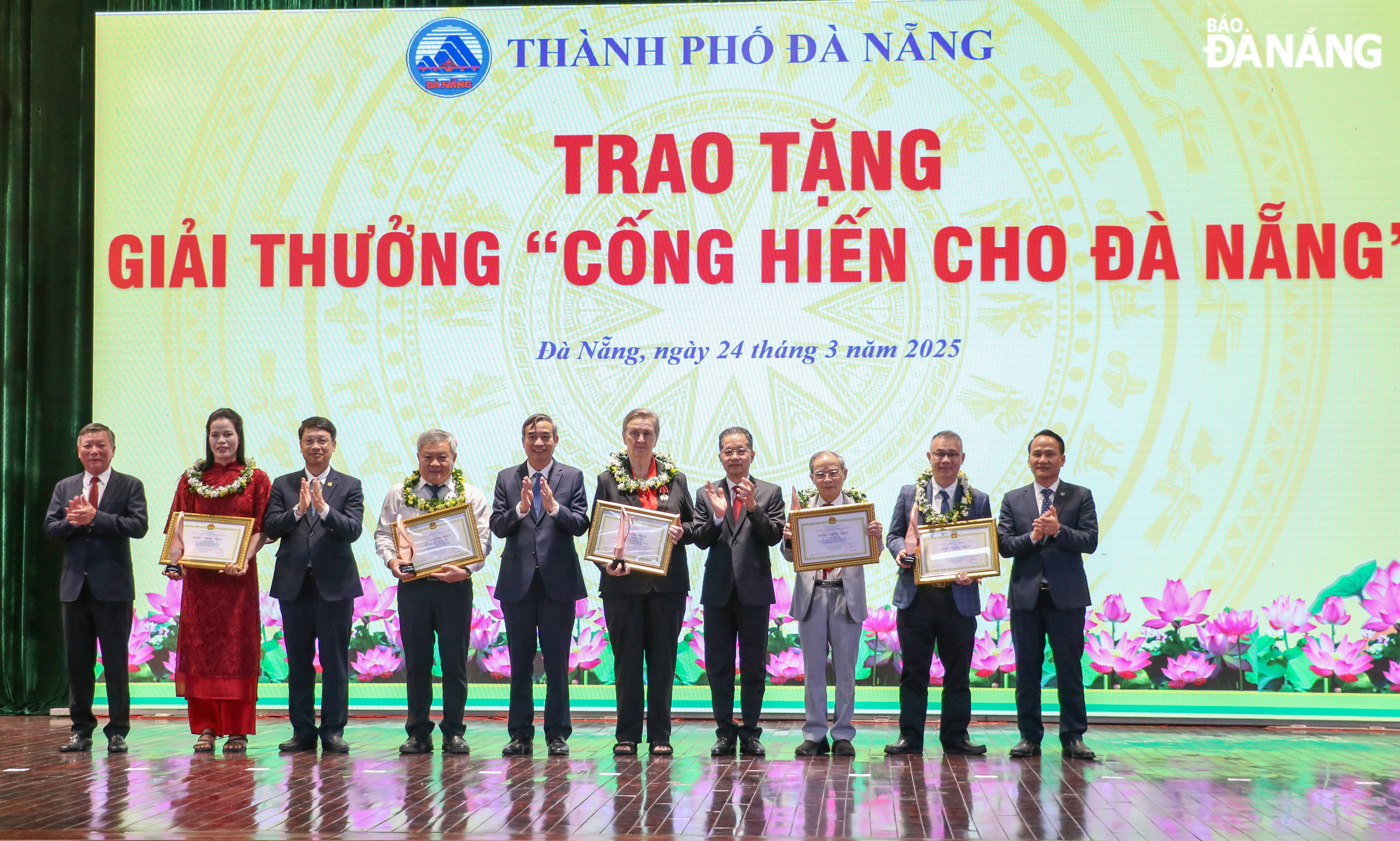 Lãnh đạo thành phố trao tặng giải thưởng “Cống hiến cho Đà Nẵng” cho các cá nhân có thành tích tiêu biểu, đóng góp cống hiến cho thành phố trên các lĩnh vực. Ảnh: XUÂN HẬU