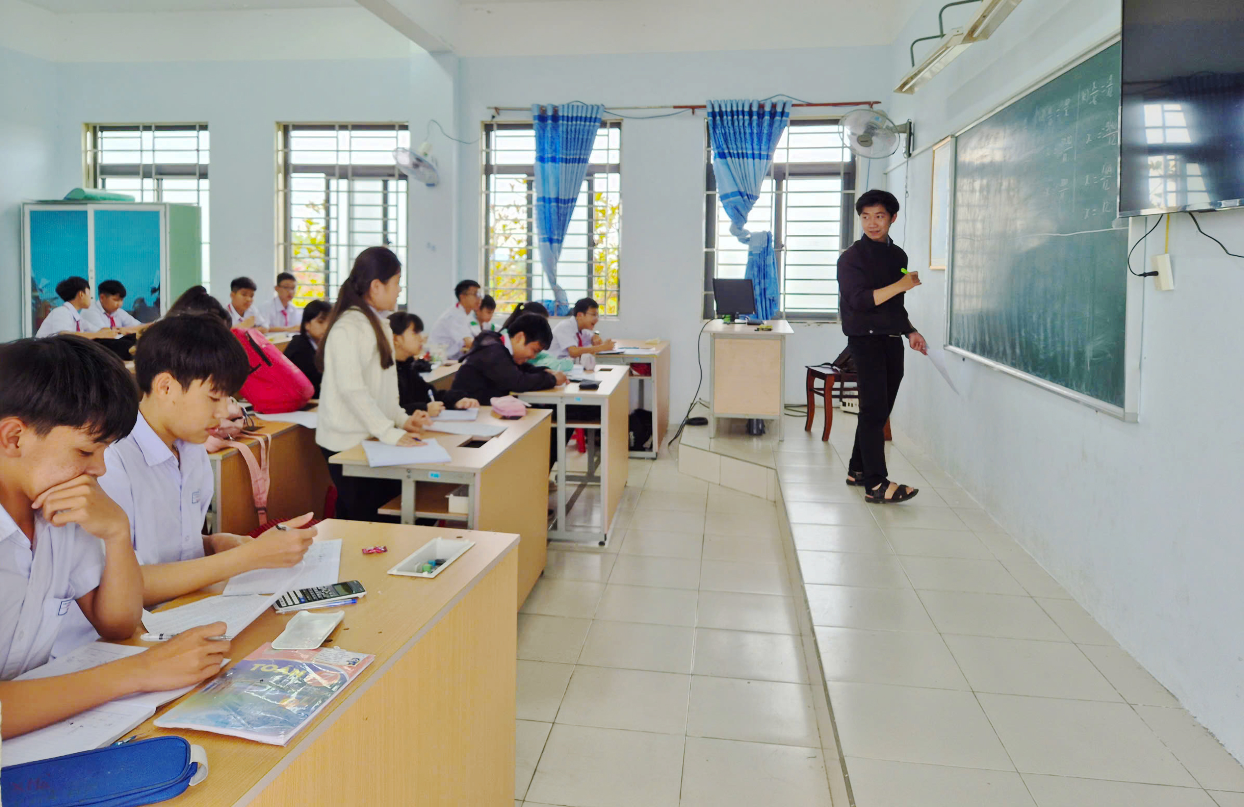 Học sinh lớp 9 Trường THCS Nguyễn Văn Linh trong một buổi học thuộc mô hình “Lớp học yêu thương”. Ảnh: KHÔI NGUYÊN