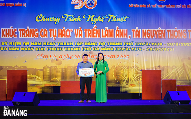 Representative of the Da Nang General Science Library presented the symbolic board of the community bookcase to the Cam Le District Culture, Information and Sports Centre. Photo: DOAN HAO LUONG