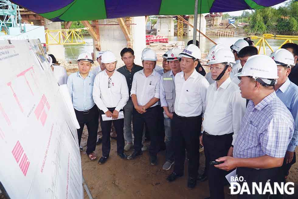 Bí thư Thành ủy Đà Nẵng Nguyễn Văn Quảng (thứ 2, bên phải sang) kiểm tra dự án cầu Quảng Đà vào chiều 3-12 -2024. Ảnh: TRỌNG HÙNG
