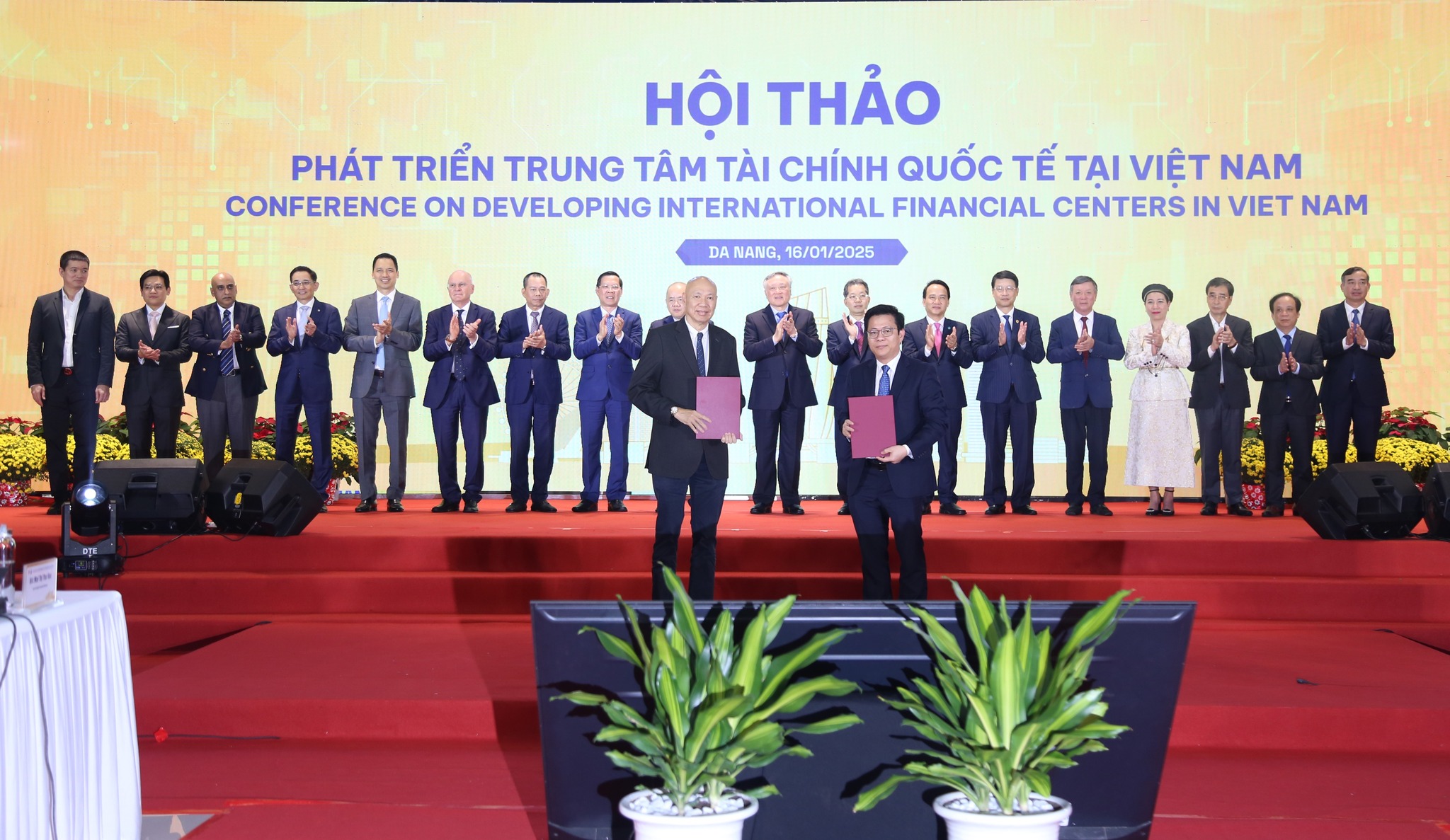 The University of Economics under the UD signs a cooperation agreement with TMC Academy (Singapore) in training human resources for the sake of the development of a regional financial centre in Da Nang. Photo: NGOC HA