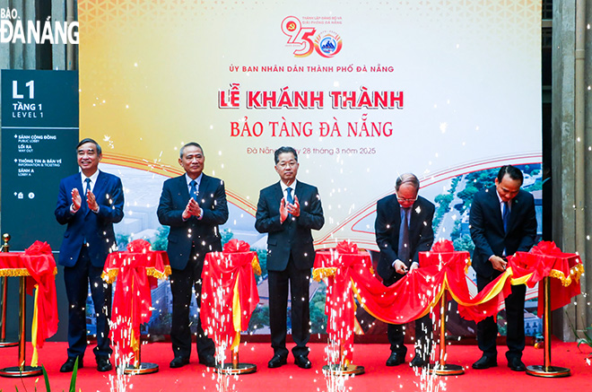 Delegates cutting the ribbon to inaugurate the Da Nang Museum. Photo: DOAN HAO LUONG