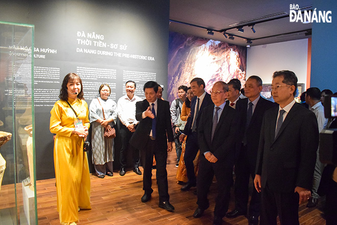 A museum guide introduces the galleries of the Da Nang Museum to the city leaders and visitors. Photo: DOAN HAO LUONG