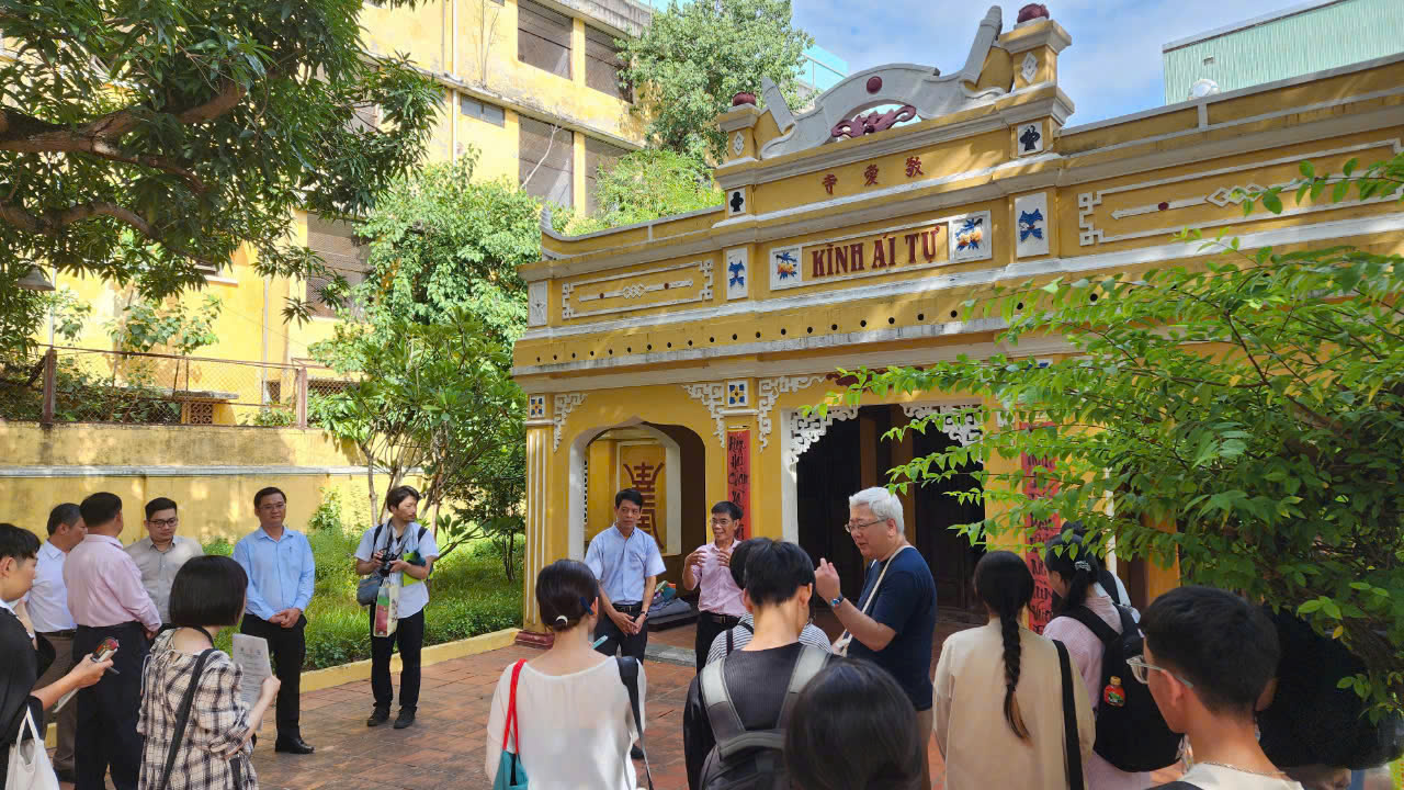 Lecturers and students of the UD and experts from the Maebashi Institute of Technology (Japan) research architectural space and landscape, contributing to preserving the cultural values of Hai Chau communal house. Photo: THU HA
