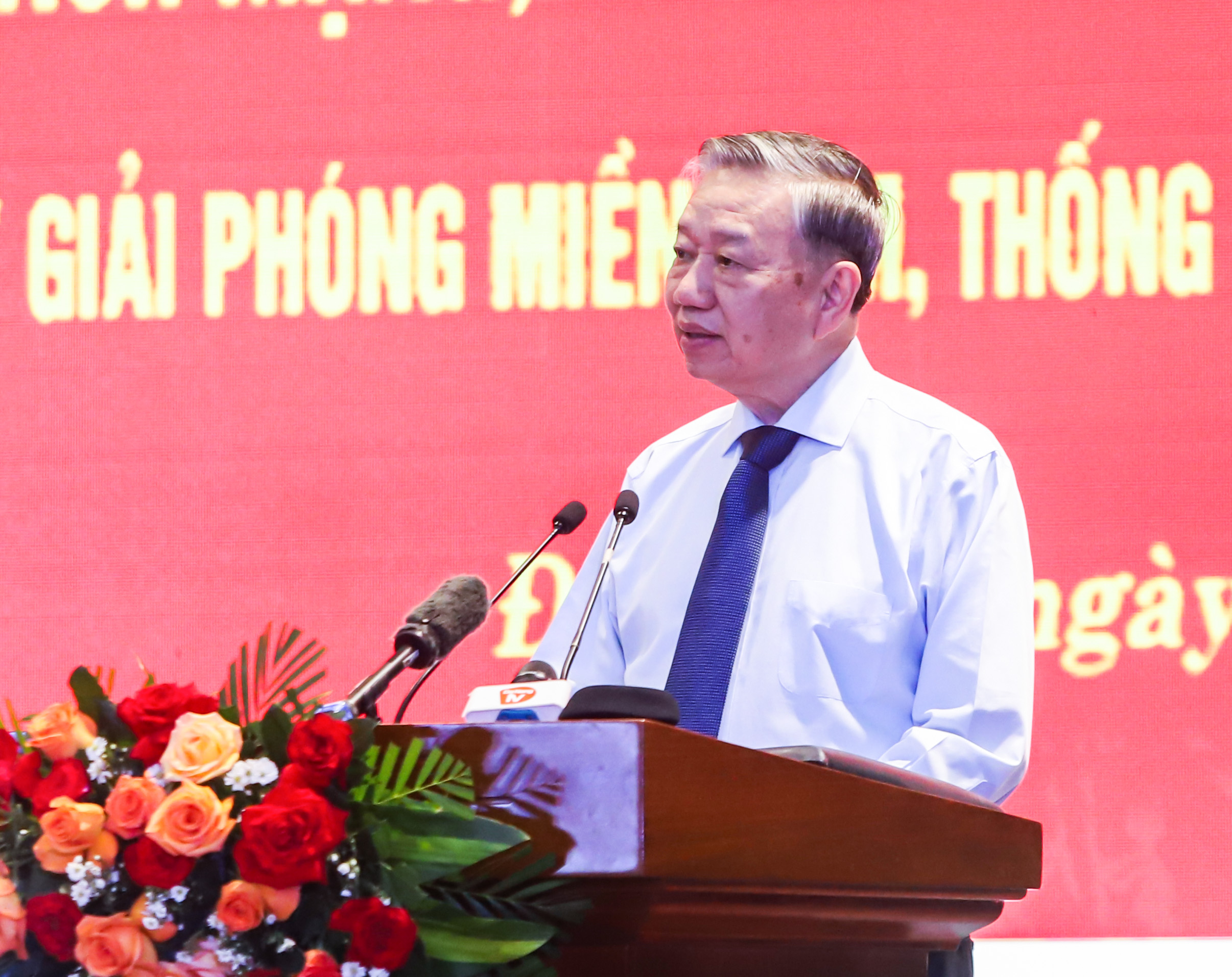 Party General Secretary To Lam speaking at the meeting