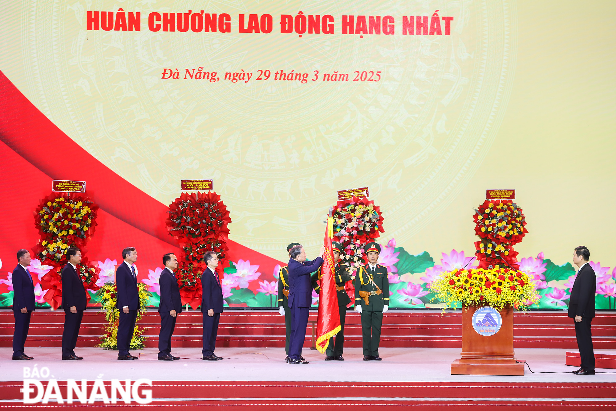 Party General Secretary To Lam pins the First Class Labour Medal on the military flag.