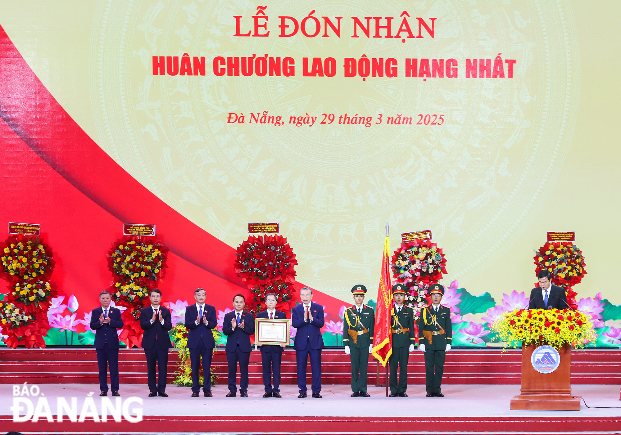 Party General Secretary To Lam (6th from left) presents the First Class Labour Medal of the President to the Party Committee, government and people of Da Nang.