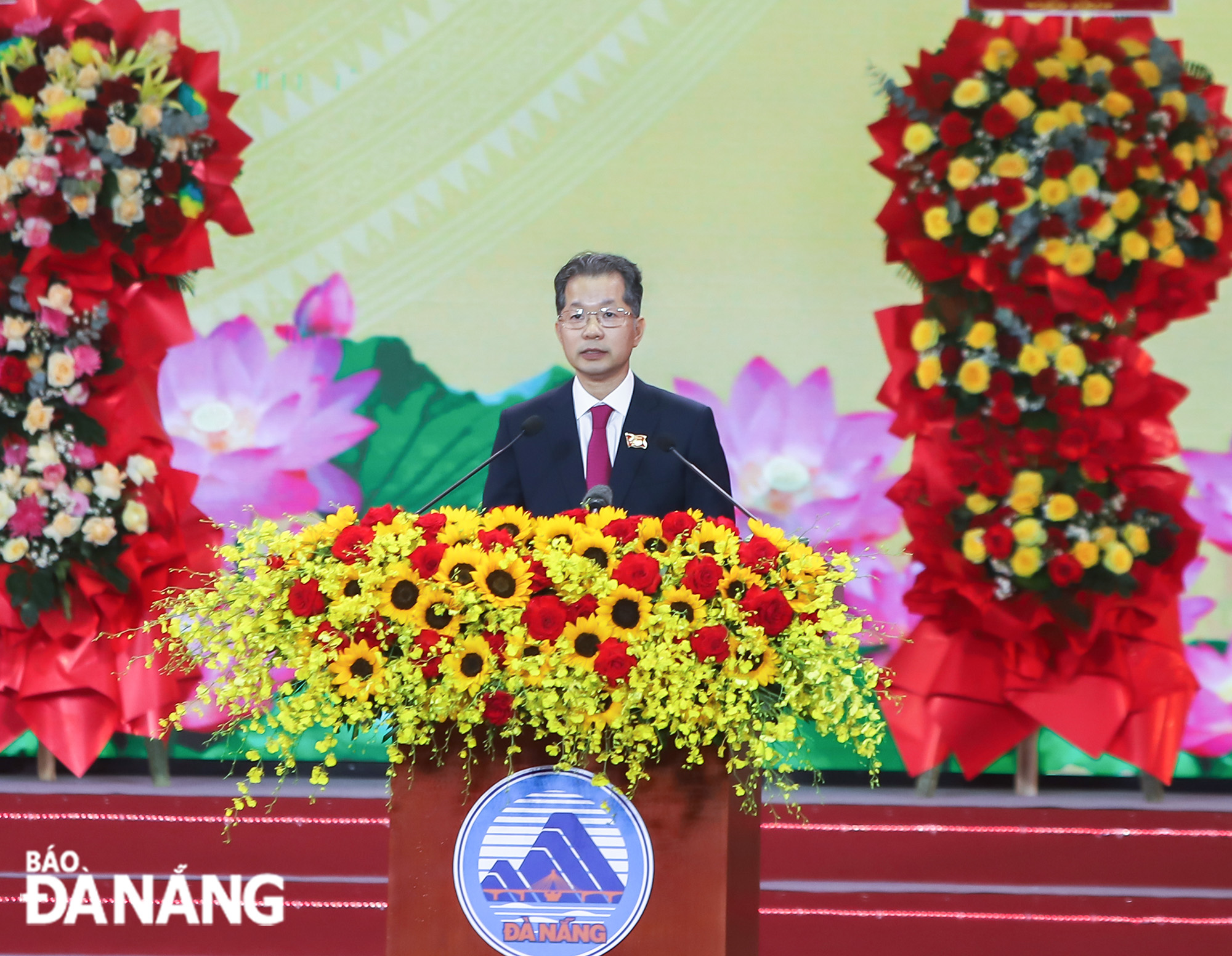Secretary of the Da Nang Party Committee Nguyen Van Quang delivers a commemorative speech