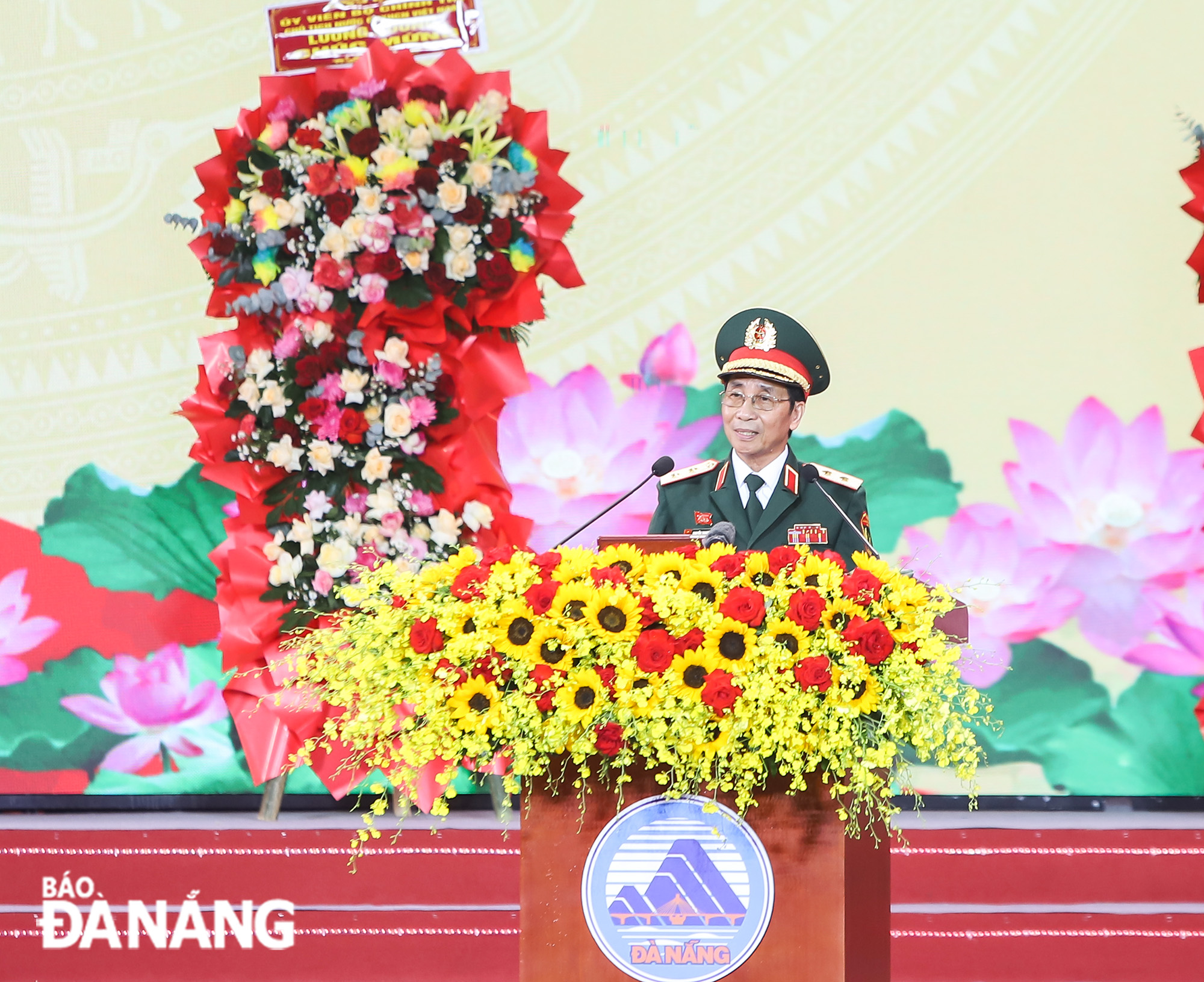 Lieutenant General Nguyen Thanh Tuan, who is former Director of the Propaganda Department, General Department of Politics of the Vietnam People's Army, former Deputy Commander of Da Nang Special Forces, and directly participated in the Quang Nam - Da Nang Campaign, represents veterans who participated in the city's liberation, speaks at the ceremony.