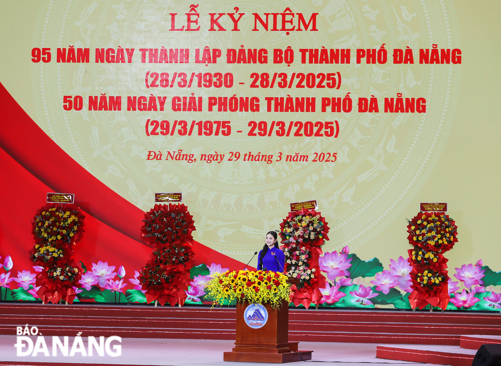 Huynh Nguyen Yen Nhi, Deputy Secretary of the Youth Union of the Faculty of International Business at the University of Economics - the University of Da Nang, represents the young generation of the city, gives a speech at the ceremony.