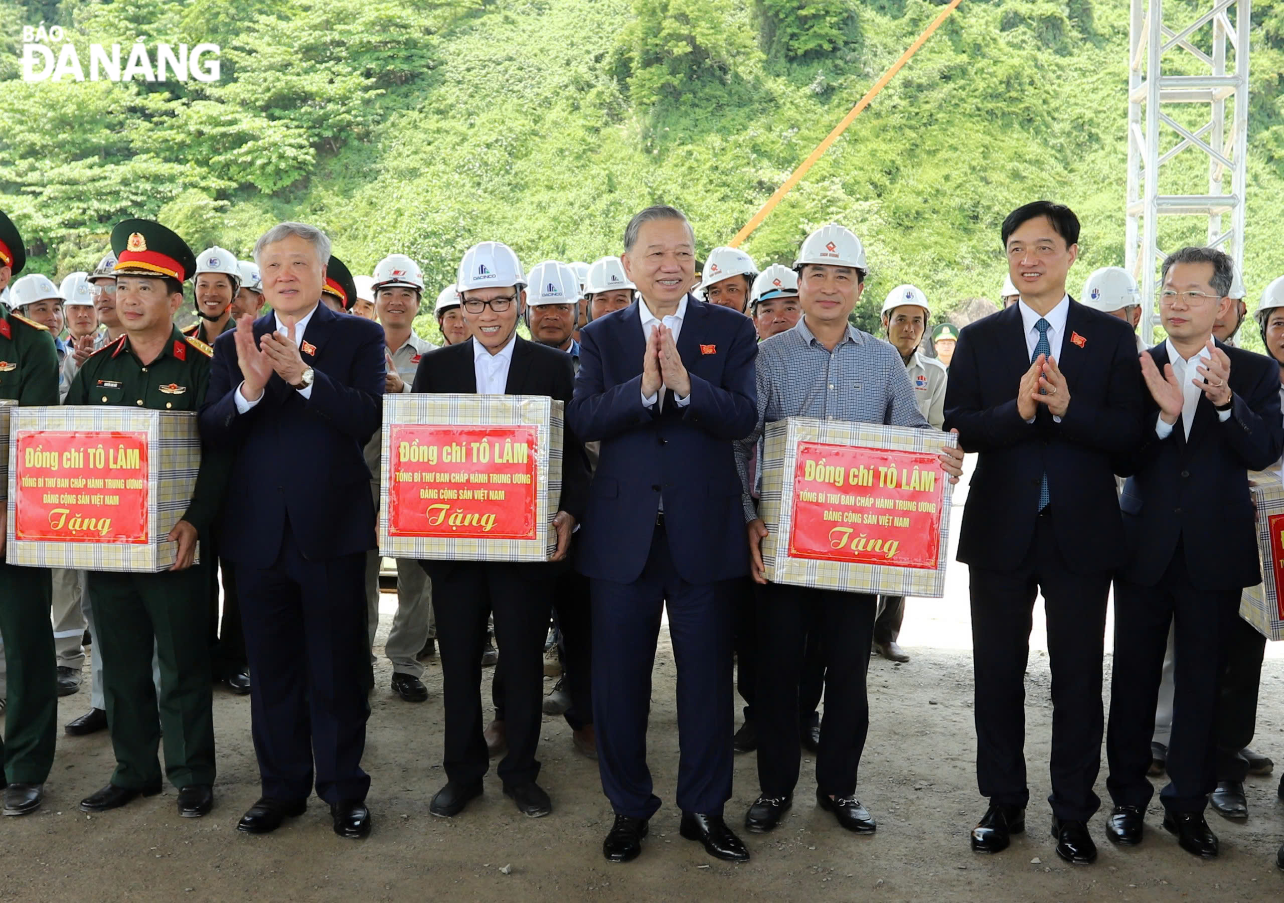 Party General Secretary To Lam (4th, right) presents gifts to workers at the construction site.