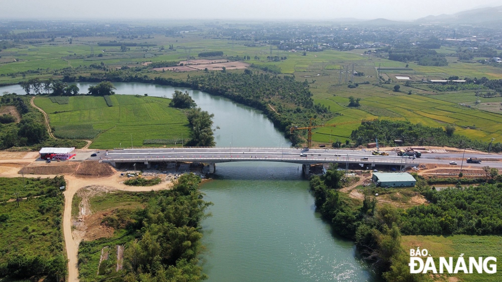 The total length of Quang Da Bridge and its approach roads is 1,408 metres, forming a transport route connecting both banks of the Yen River between Da Nang and Quang Nam Province.