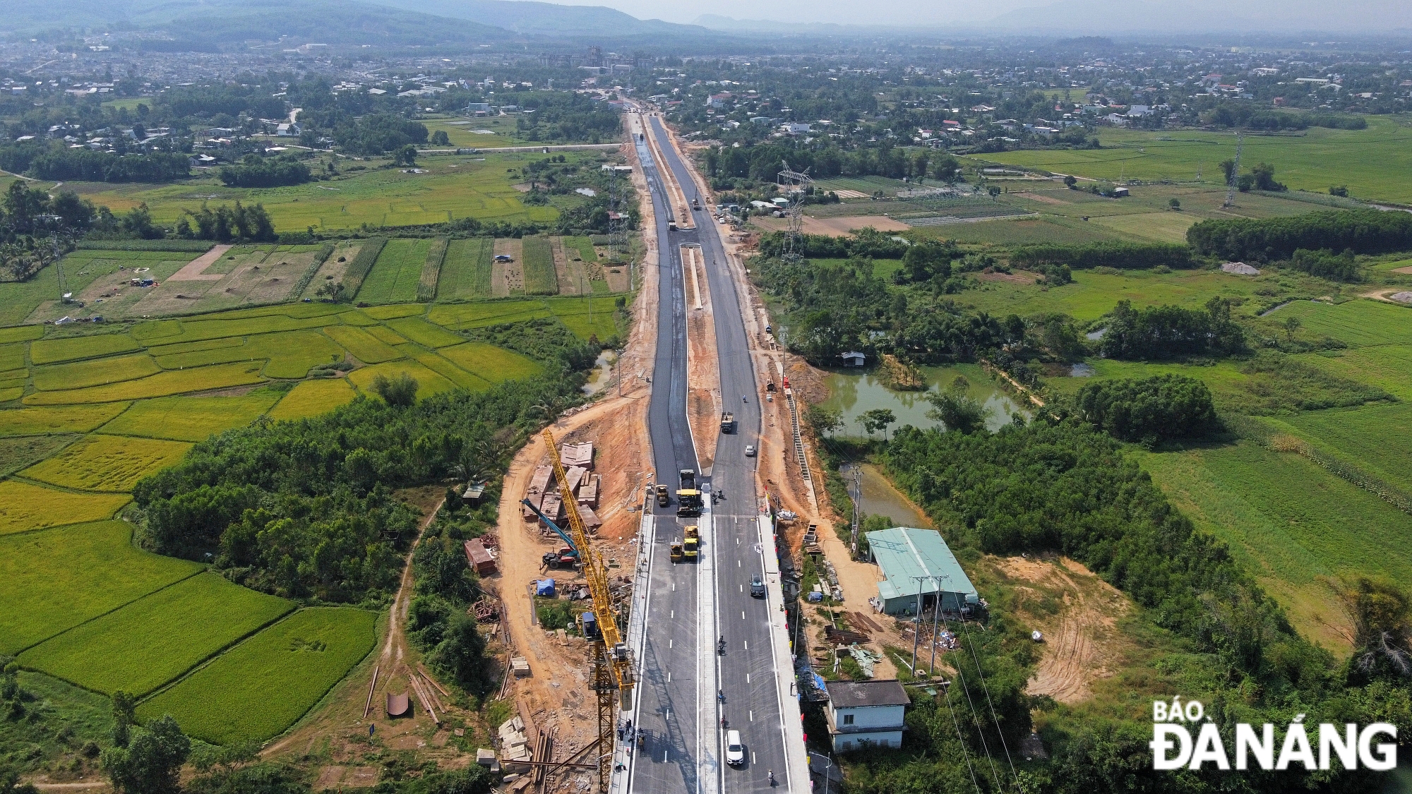 The approach roads total 1,204 metres in length; starting at Km0+00, connecting to National Highway 14B at Km31+087, Hoa Khuong Commune, Hoa Vang District, Da Nang, and ending at Km1+408, linking with Quang Nam’s Northern Ring Road in Dien Tien Commune, Dien Ban Town.