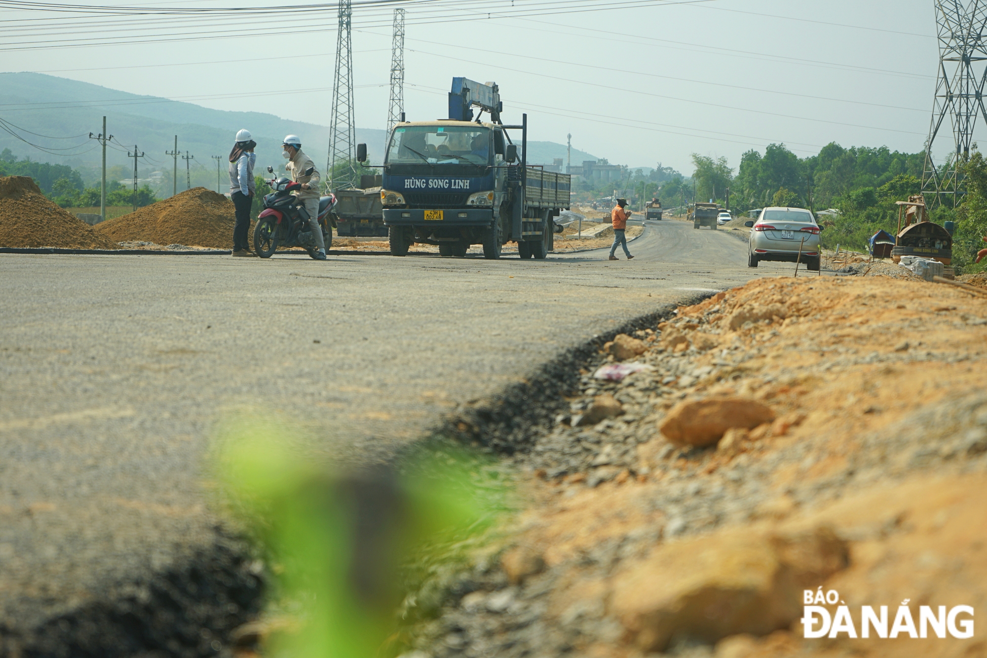 The Da Nang section of the approach road is 1,154 metres long, with a roadbed width of 34 metres and a carriageway width of 7 metres on each side. This section has now been asphalted to enable technical traffic from March 27.