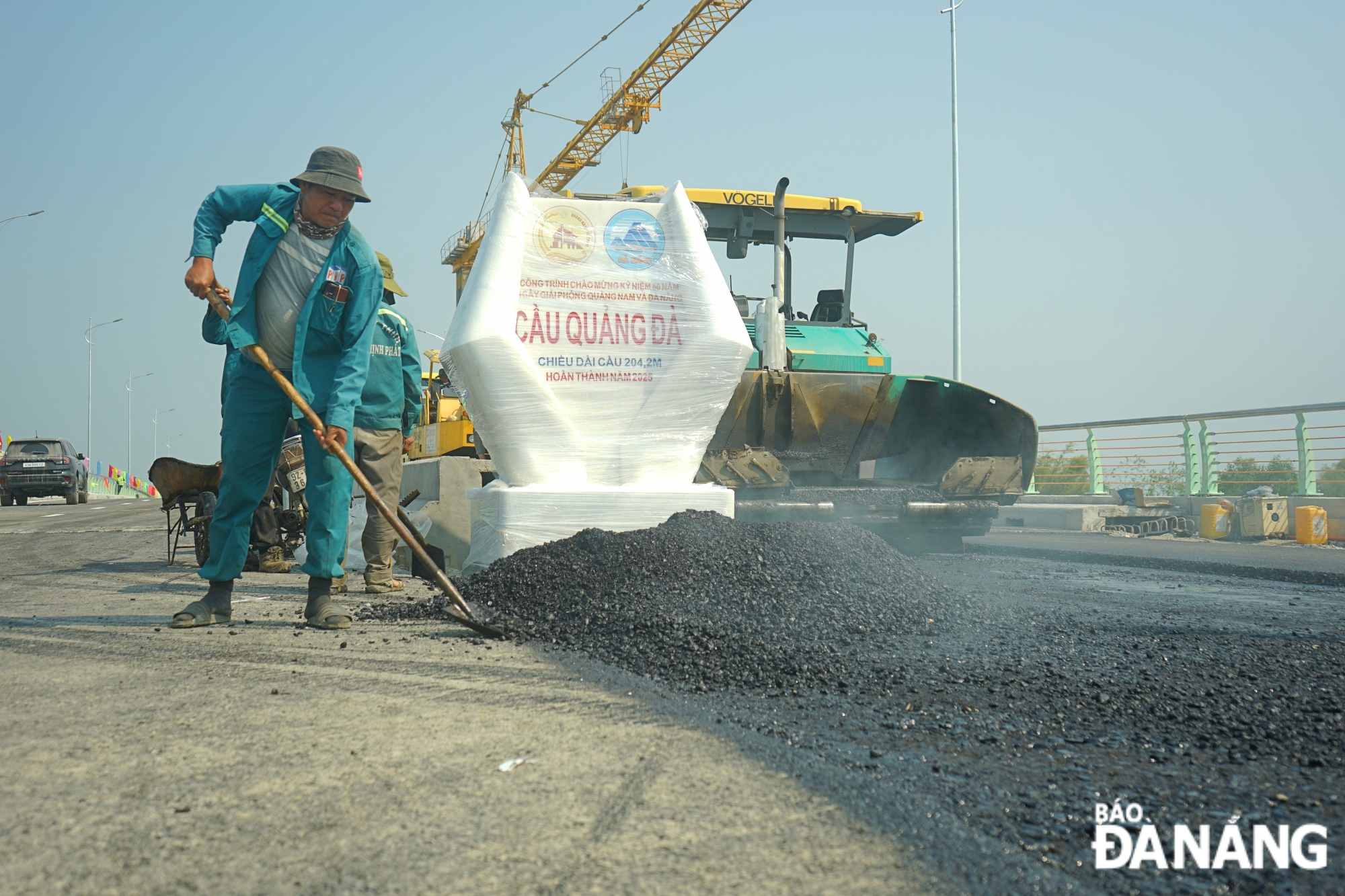 A large number of workers and machinery have been mobilised to complete the remaining works: embankment, roadbed foundation, tree planting, installation of lighting, water supply and drainage systems.