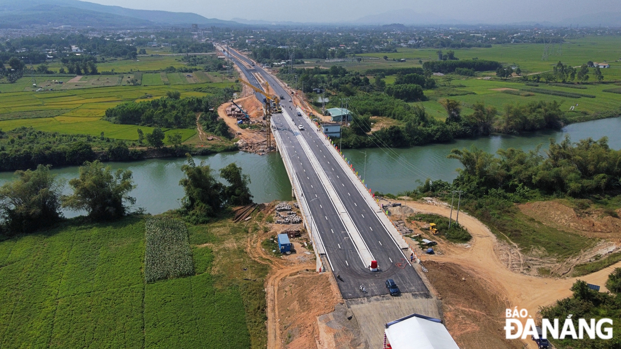 Once completed, the bridge will connect Hoa Vang District, Da Nang, with Dien Ban Town, Quang Nam Province, enhancing the regional transport network, boosting socio-economic development, and becoming a new symbol of unity between the two localities.