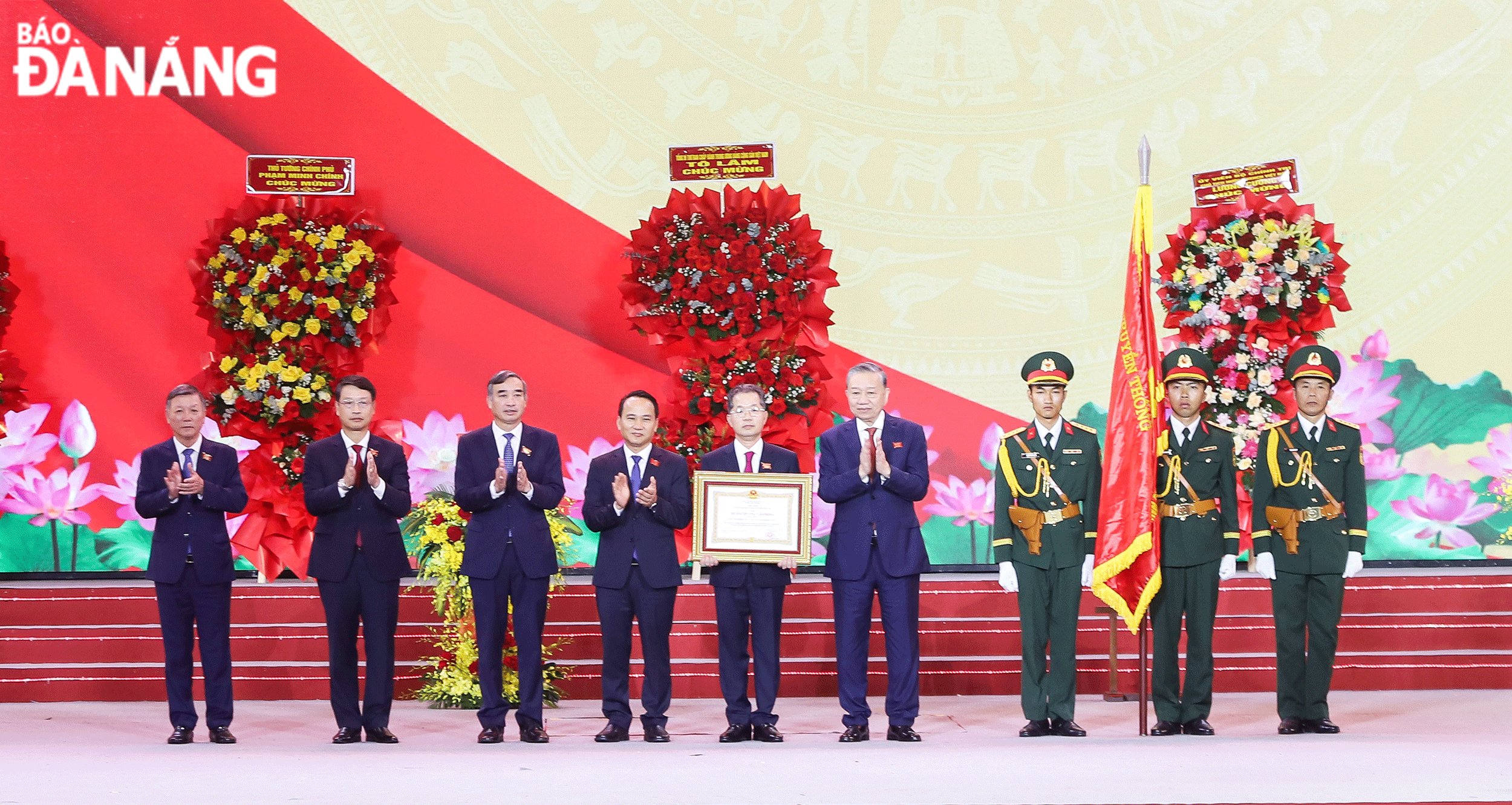 Tổng Bí thư Tô Lâm (thứ 6, bên trái sang) trao Huân chương Lao động hạng Nhất của Chủ tịch nước Cộng hòa xã hội chủ nghĩa Việt Nam cho Đảng bộ, chính quyền, nhân dân thành phố Đà Nẵng. Ảnh: NGỌC PHÚ