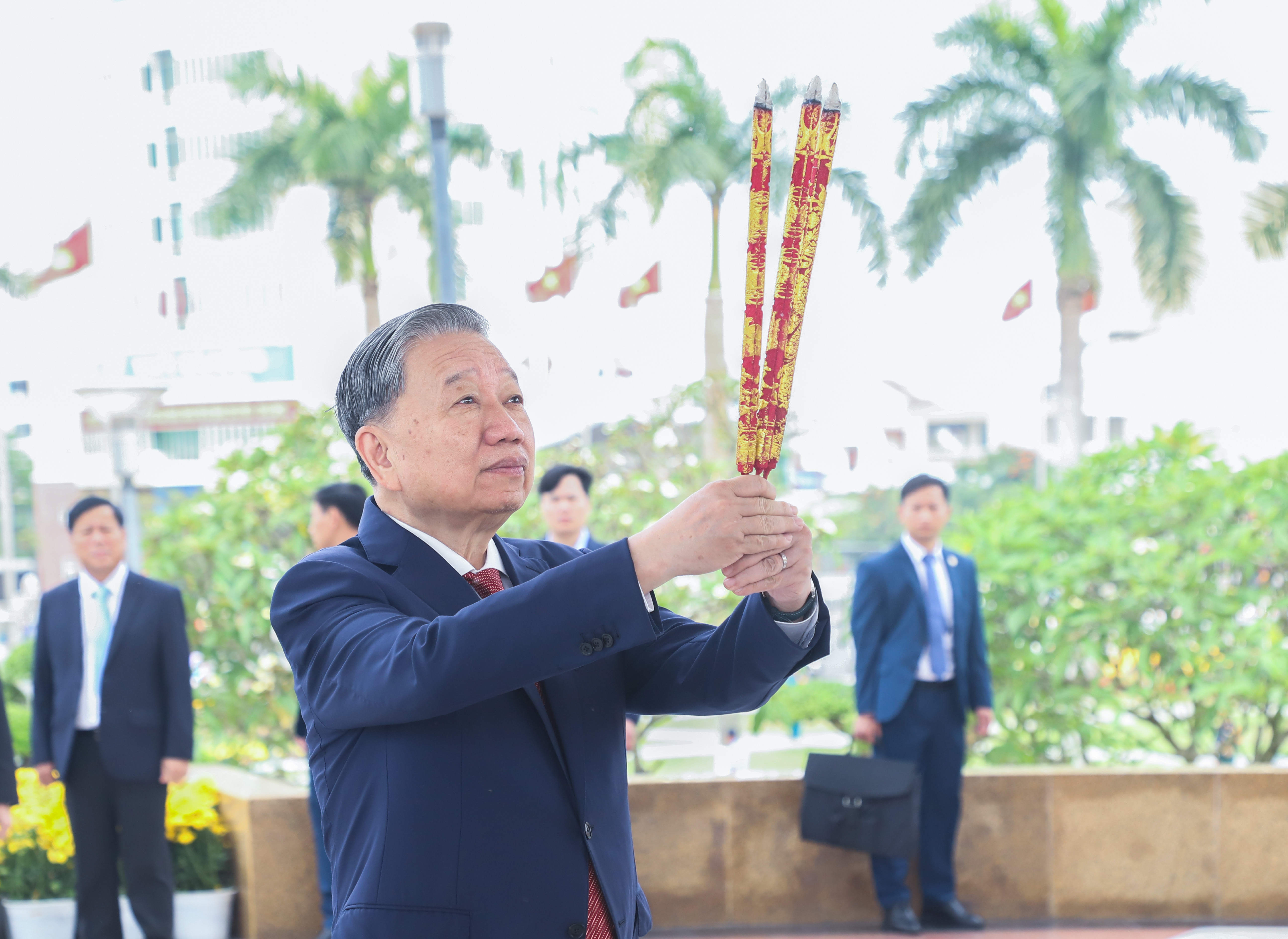 Tổng Bí thư Tô Lâm dâng hương tưởng nhớ công ơn các anh hùng, liệt sĩ.