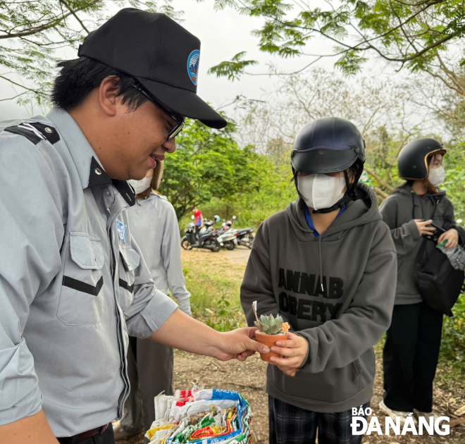 Volunteers exchanging rubbish for plants after the programme
