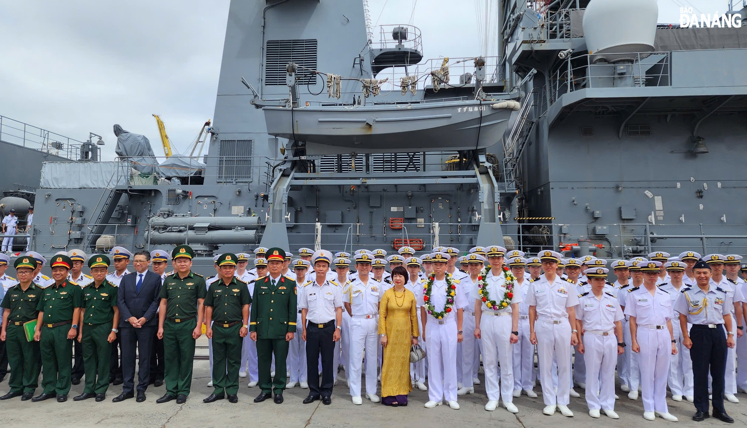 Delegates, and members of the Japanese delegation, take a souvenir photo at the Tien Sa Port. Photo: LE HUNG