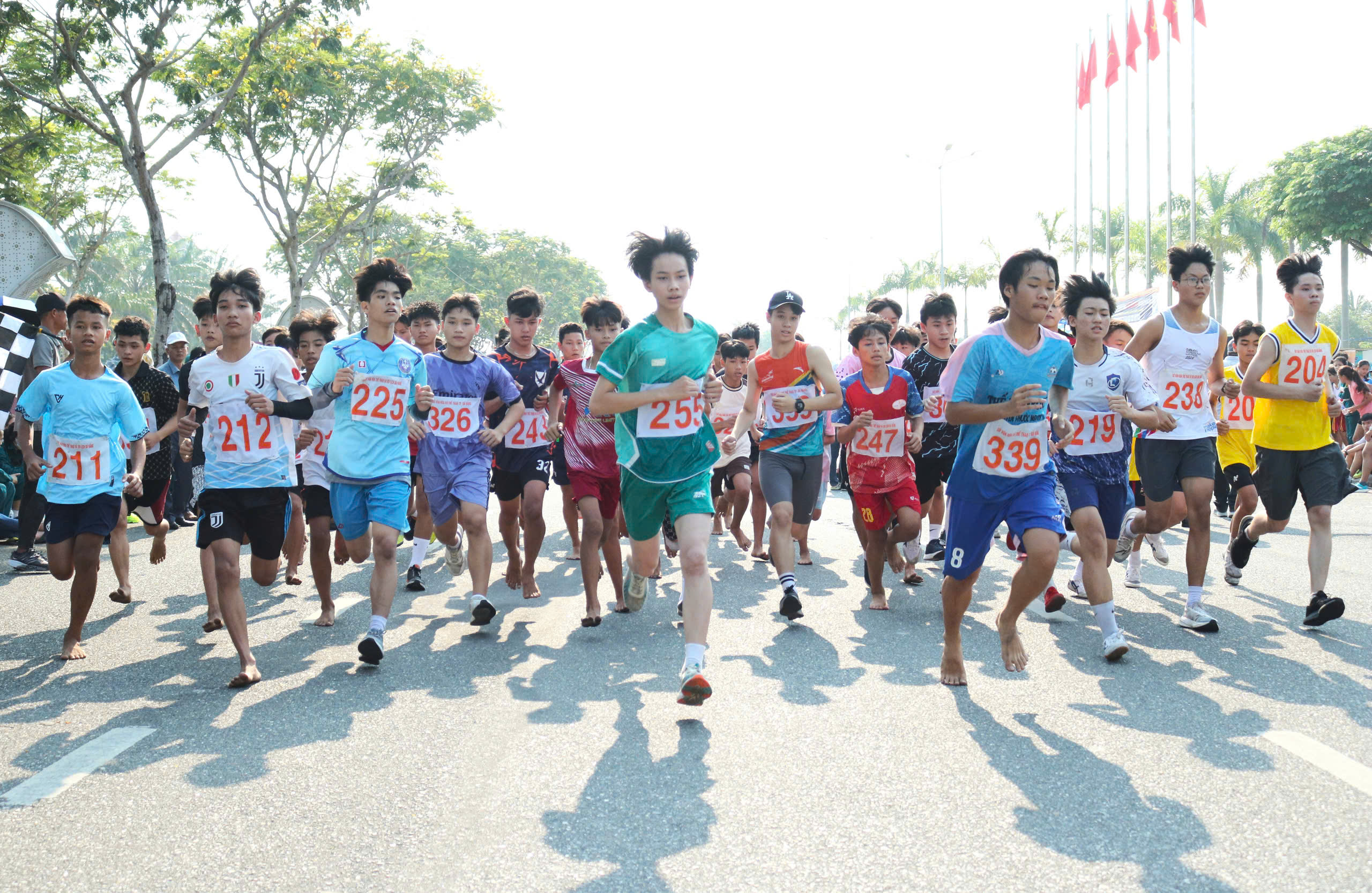 Khối học sinh nỗ lực tập luyện để nâng cao thành tích