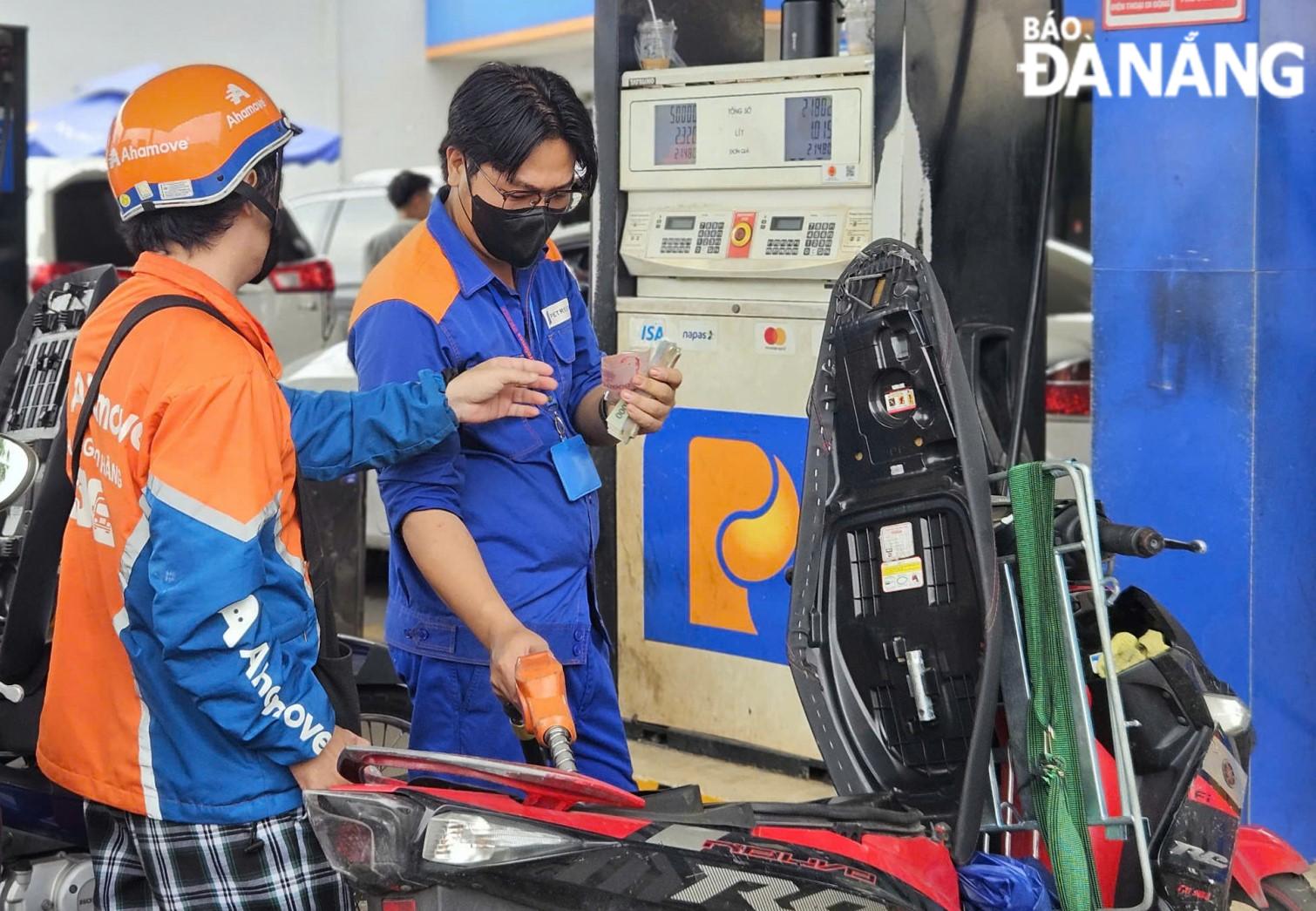 Giá xăng dầu giảm mạnh, RON 95 về sát 19.000 đồng/lít