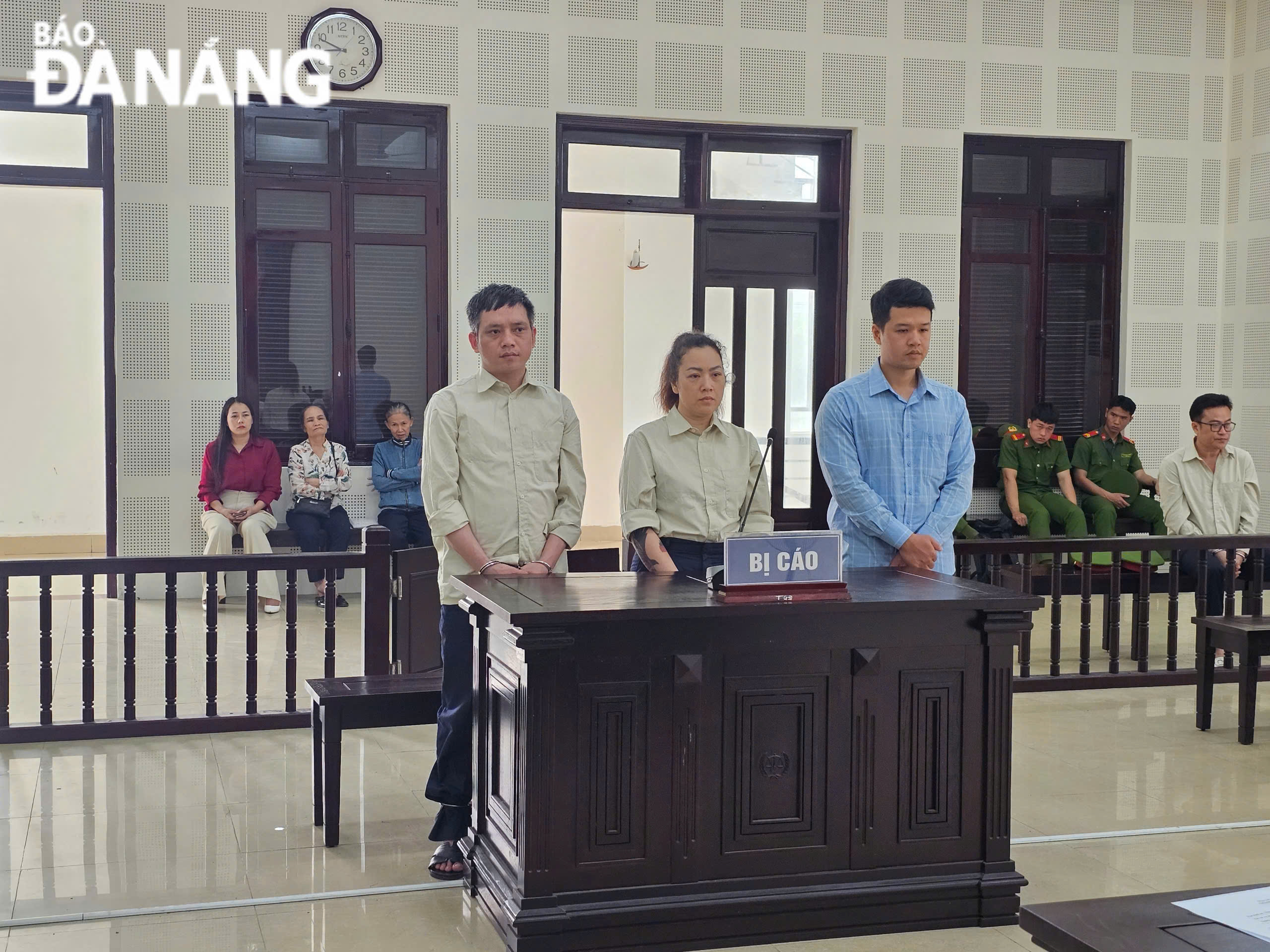 Tuyên án nhóm bị cáo 'Tổ chức cho người khác xuất cảnh trái phép'
