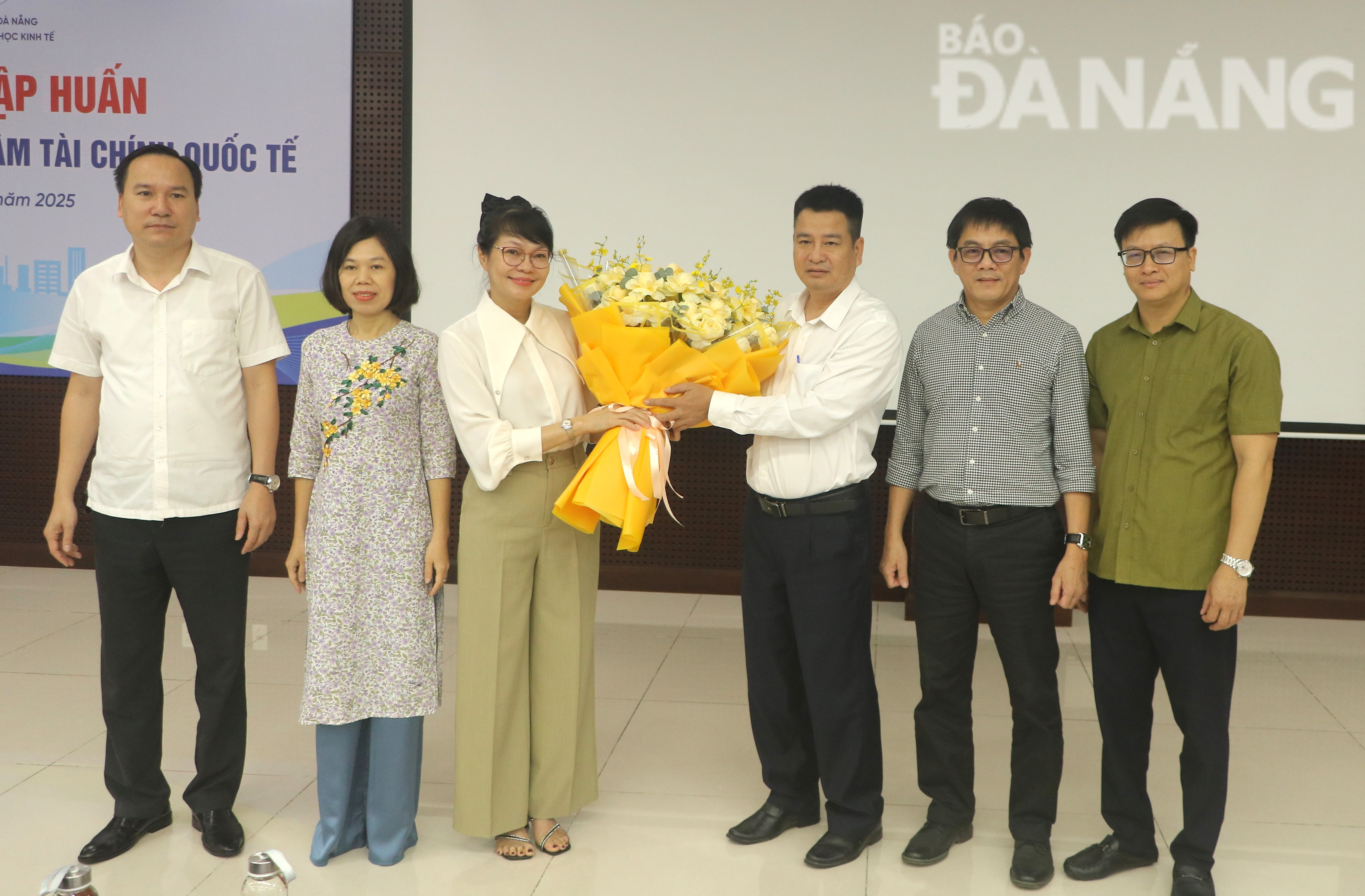 Tập huấn kiến thức về trung tâm tài chính cho cán bộ, công chức