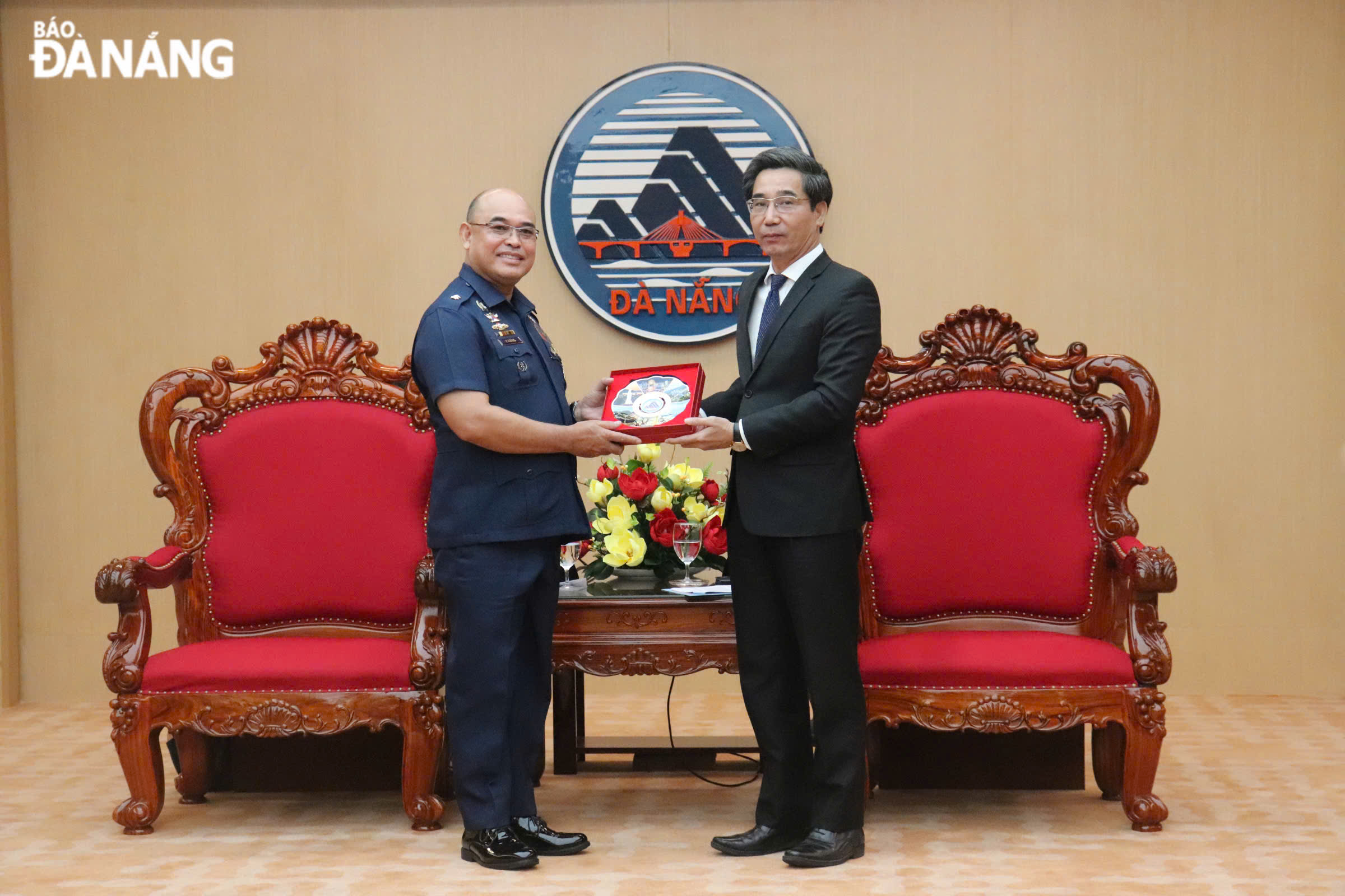 Lãnh đạo thành phố tiếp chỉ huy tàu Lực lượng bảo vệ bờ biển Philippines