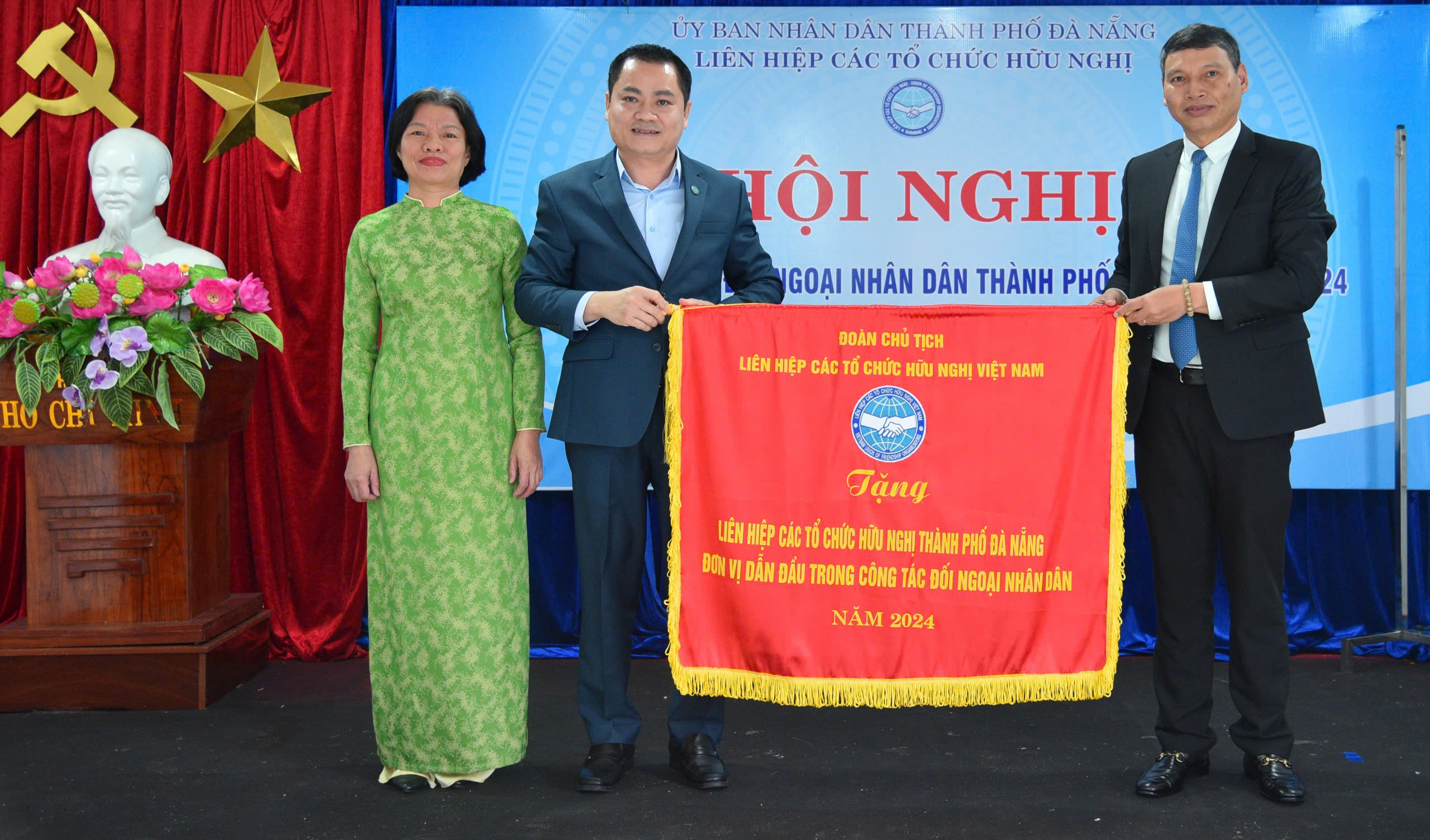Đẩy mạnh ngoại giao nhân dân, mở rộng hợp tác quốc tế