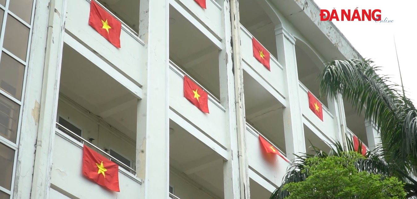 Sắc đỏ tự hào chào mừng ngày đại lễ