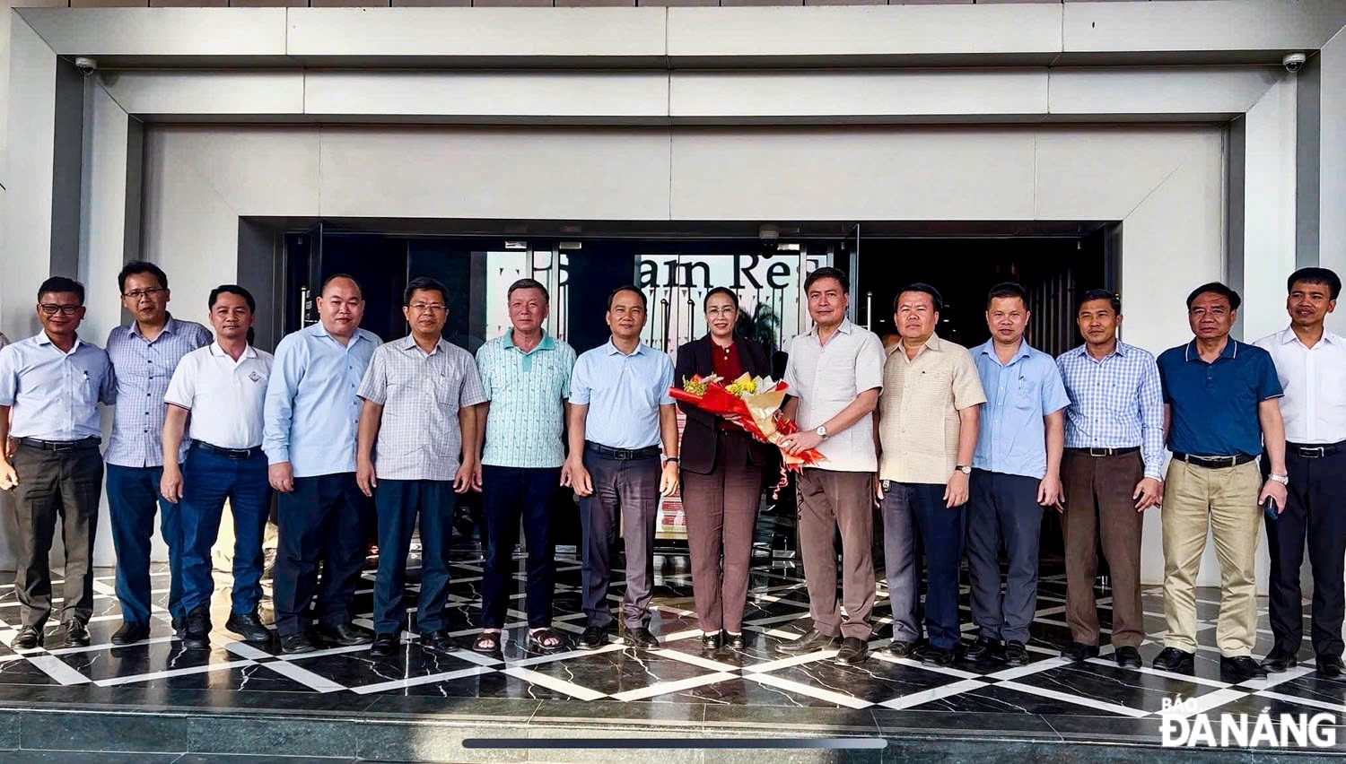 Leaders of Savannakhet Province welcomed the delegation of Da Nang on March 31 afternoon. Photo: DAC MANH