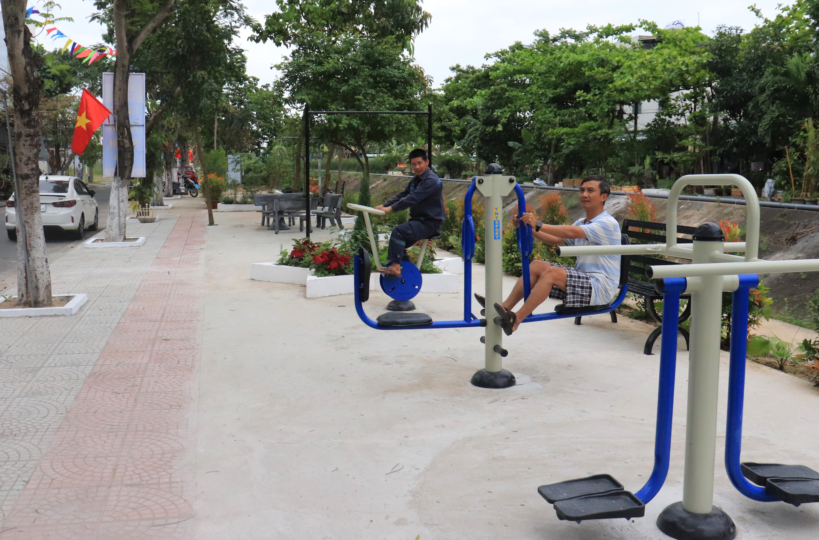 The park and promenade area combined with outdoor fitness equipment, featuring clean and green space along Chuc Dong Street, Hoa Minh Ward, Lien Chieu District, has been completed with various amenities serving the public. Photo: DAC MANH