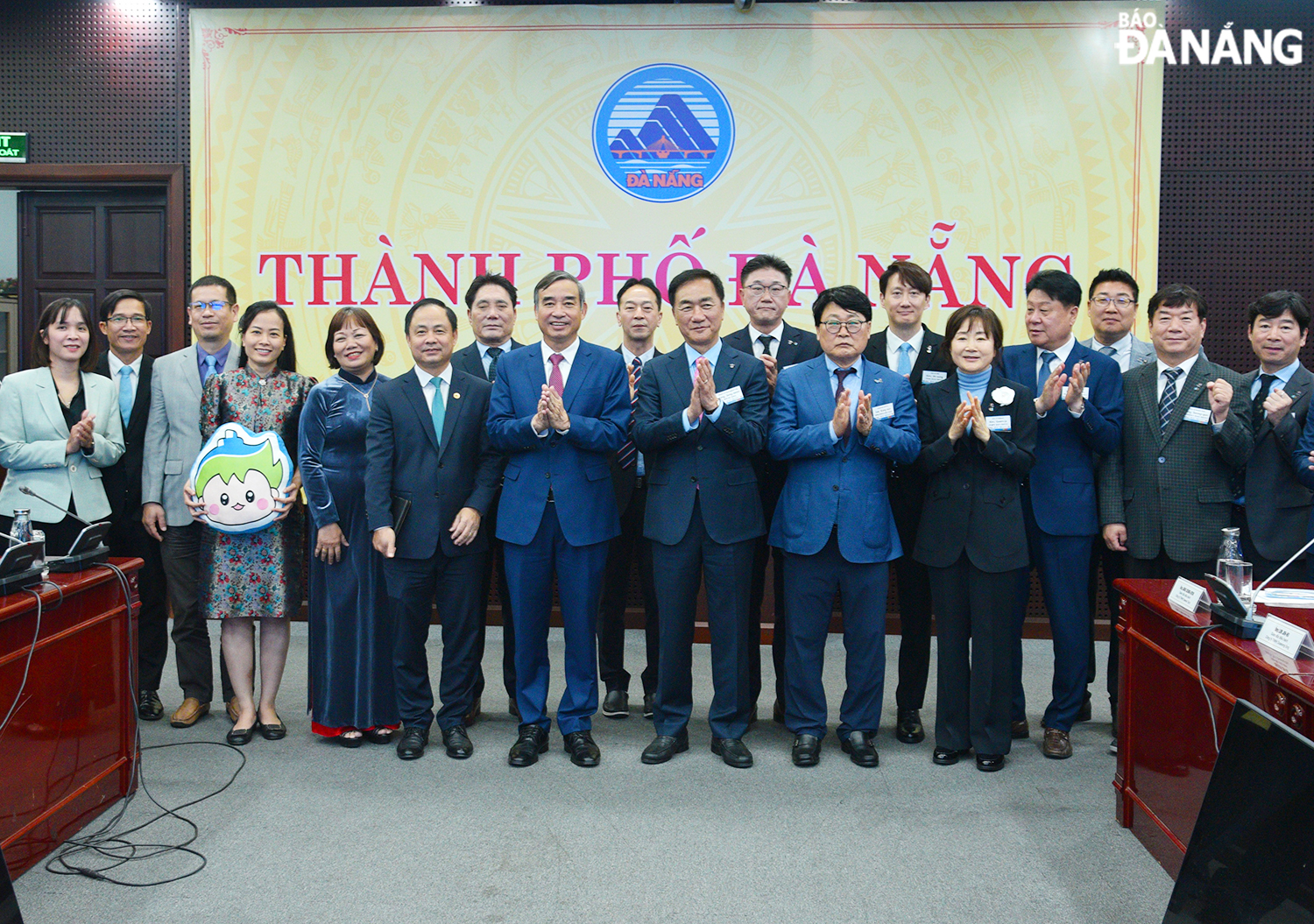 Lãnh đạo thành phố Đà Nẵng và đoàn công tác thành phố Pyeongtaek (Hàn Quốc) chụp ảnh lưu niệm. Ảnh: T.PHƯƠNG