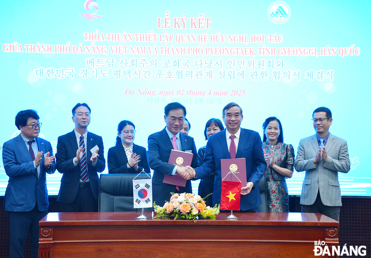 Chairman of the People's Committee of Da Nang, Viet Nam, Le Trung Chinh (right) and Mayor of Pyeongtaek City, South Korea, Jung Jang Seon signed a cooperation agreement. Photo: T.PHUONG