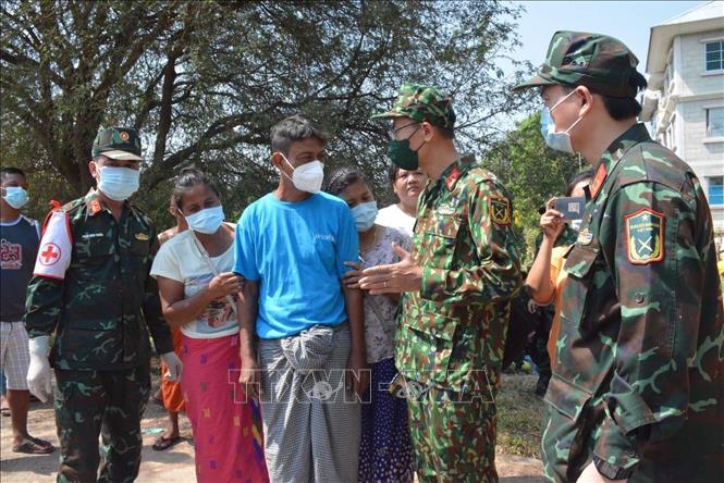 Lượng cứu nạn Công binh QĐND Việt Nam bàn giao thi thể nạn nhân vừa tìm thấy cho gia đình và chính quyền sở tại. Ảnh: TTXVN phát. Ảnh: TTXVN phát