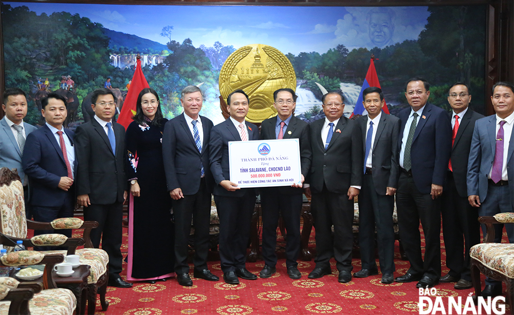 Standing Deputy Secretary of the Da Nang Party Committee Nguyen Dinh Vinh (6th, left) presented VND 500 million from the city budget to support Salavane Province in implementing social security work. Photo: DAC MANH